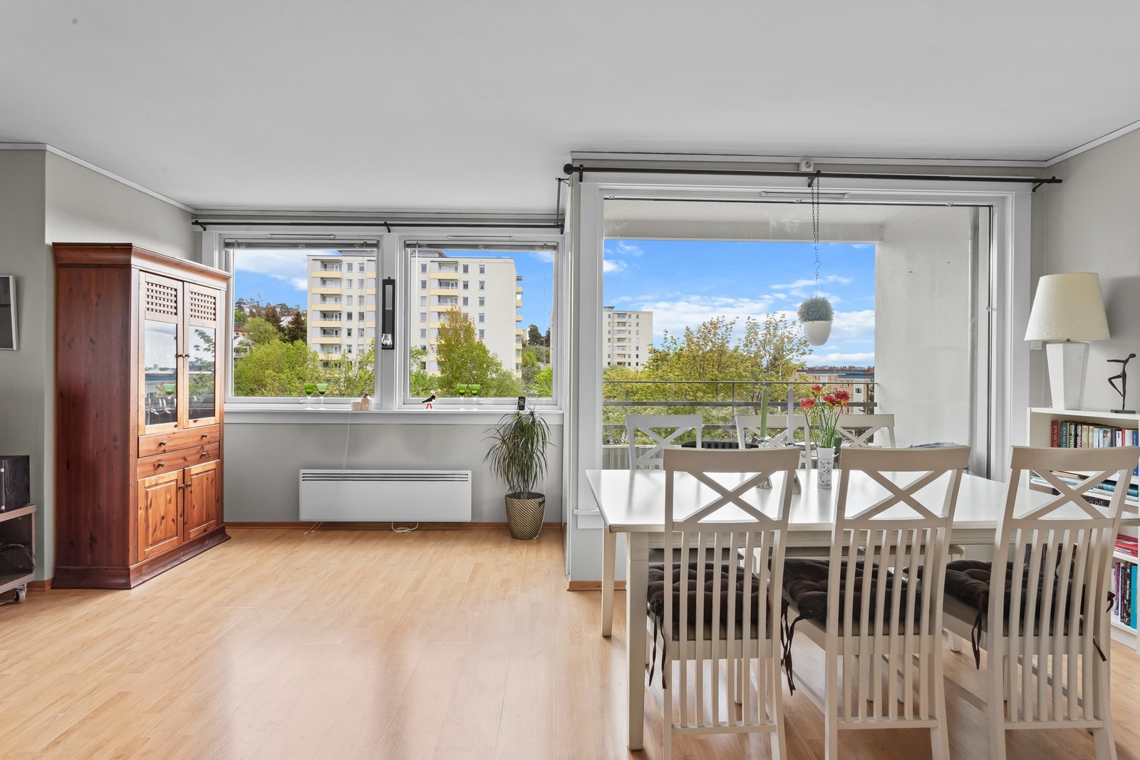 Leiligheten har store vindusflater fra 2005 som bidrar til gode innvendige lysforhold. Galleribilde