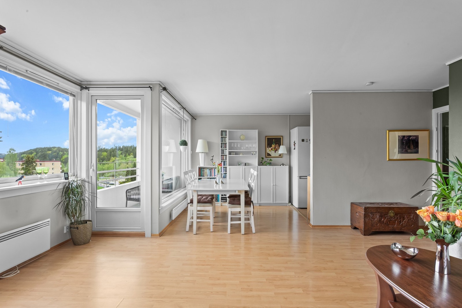 Stuen ligger i en delvis åpen løsning med kjøkkenet, og sammen danner de et lyst og innbydende allrom med luftig atmosfære. Galleribilde