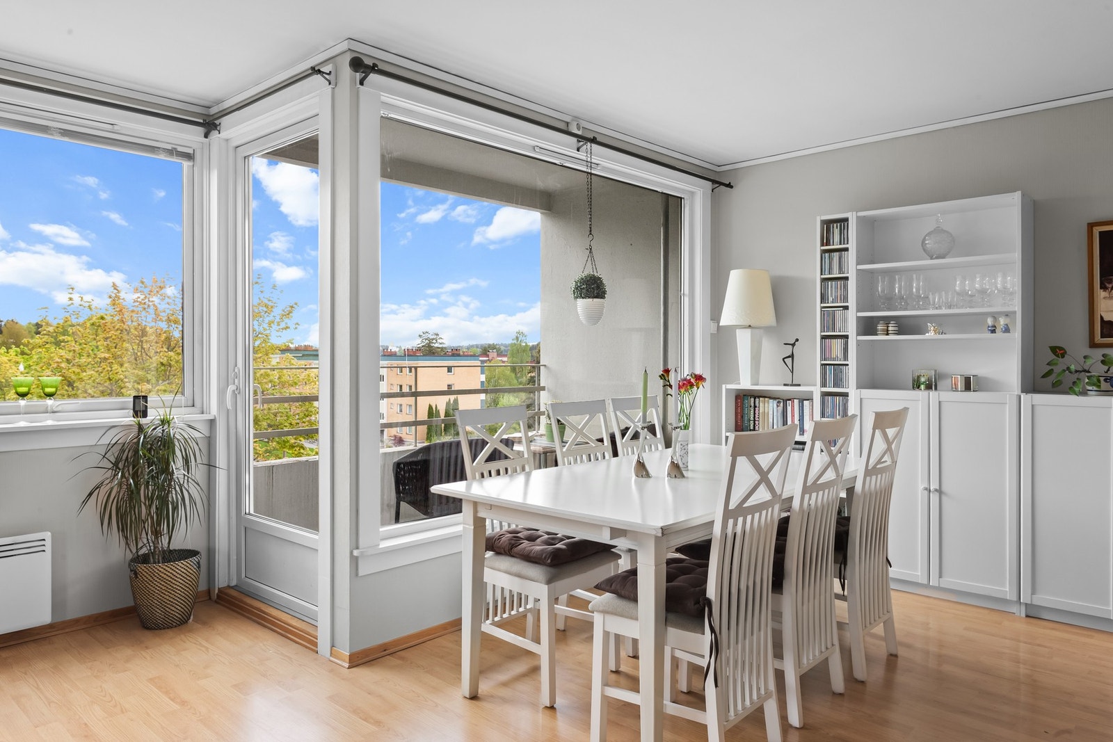 Spisesonen finner sin naturlige plass i sonen mellom stuen og kjøkkenet. Galleribilde