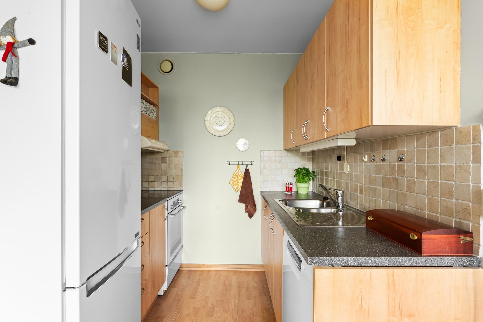 Kjøkkenet ligger behagelig tilbaketrukket fra øvrig oppholdsrom Galleribilde