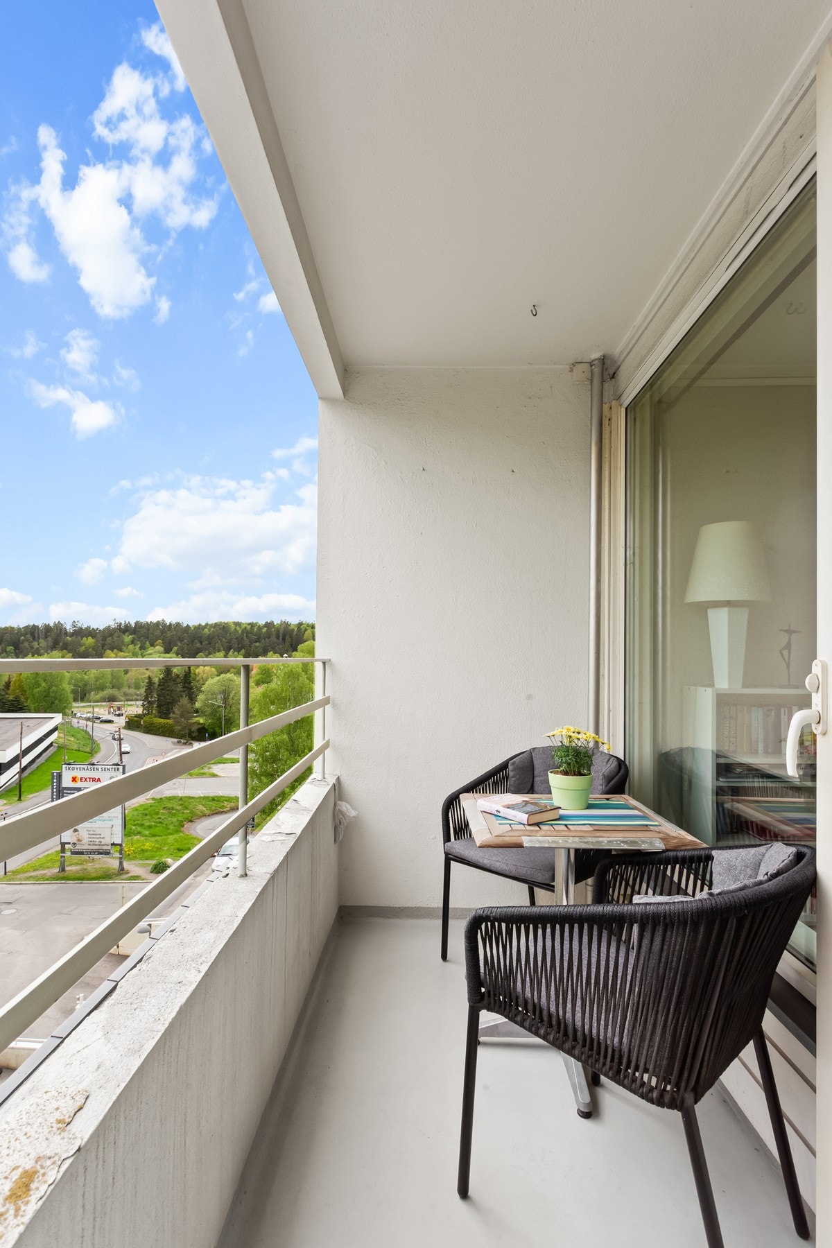 Balkongen byr på optimale solforhold med sol formiddag- og ettermiddagssol. Galleribilde