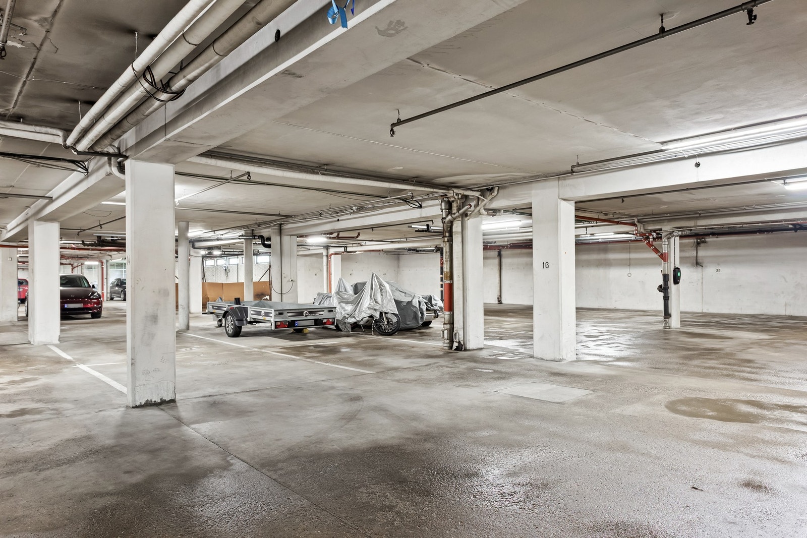 Leiligheten disponerer en parkeringsplass i felles garasjeanlegg, merket med nr. 16. Det er mulighet for innstallering av elbil-lader. Galleribilde
