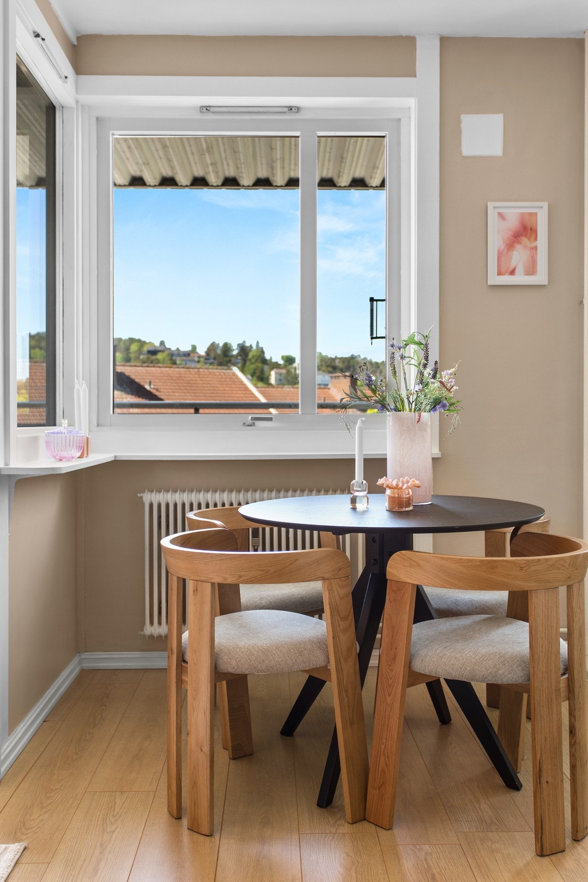 Fin plass til spisebord, der måltidene kan nytes i hyggelig lag. Galleribilde