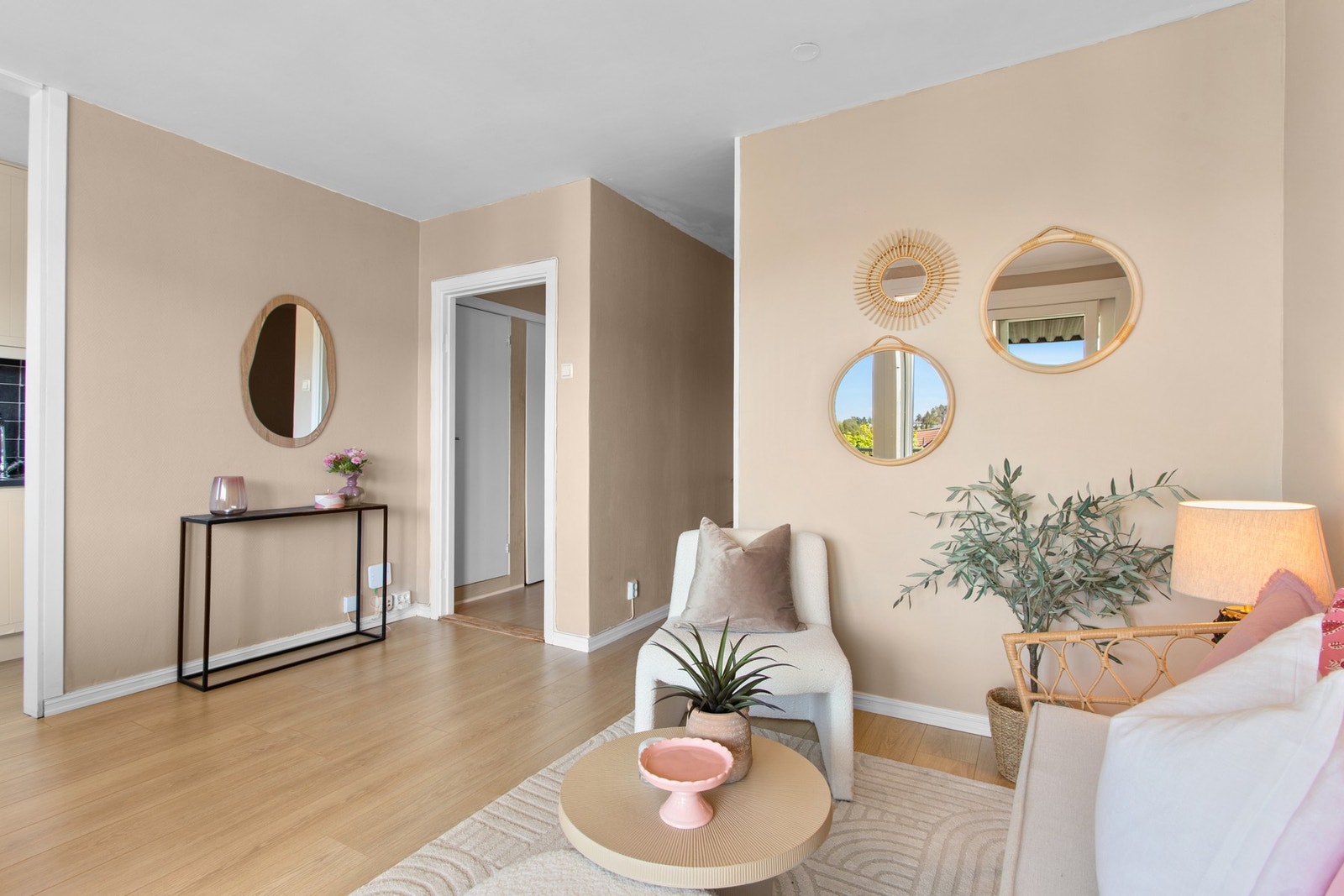 Vi går inn igjen. Stuen er møbleringsvennlig, der sofaen og TV-møblementet har sin naturlige plass. Galleribilde