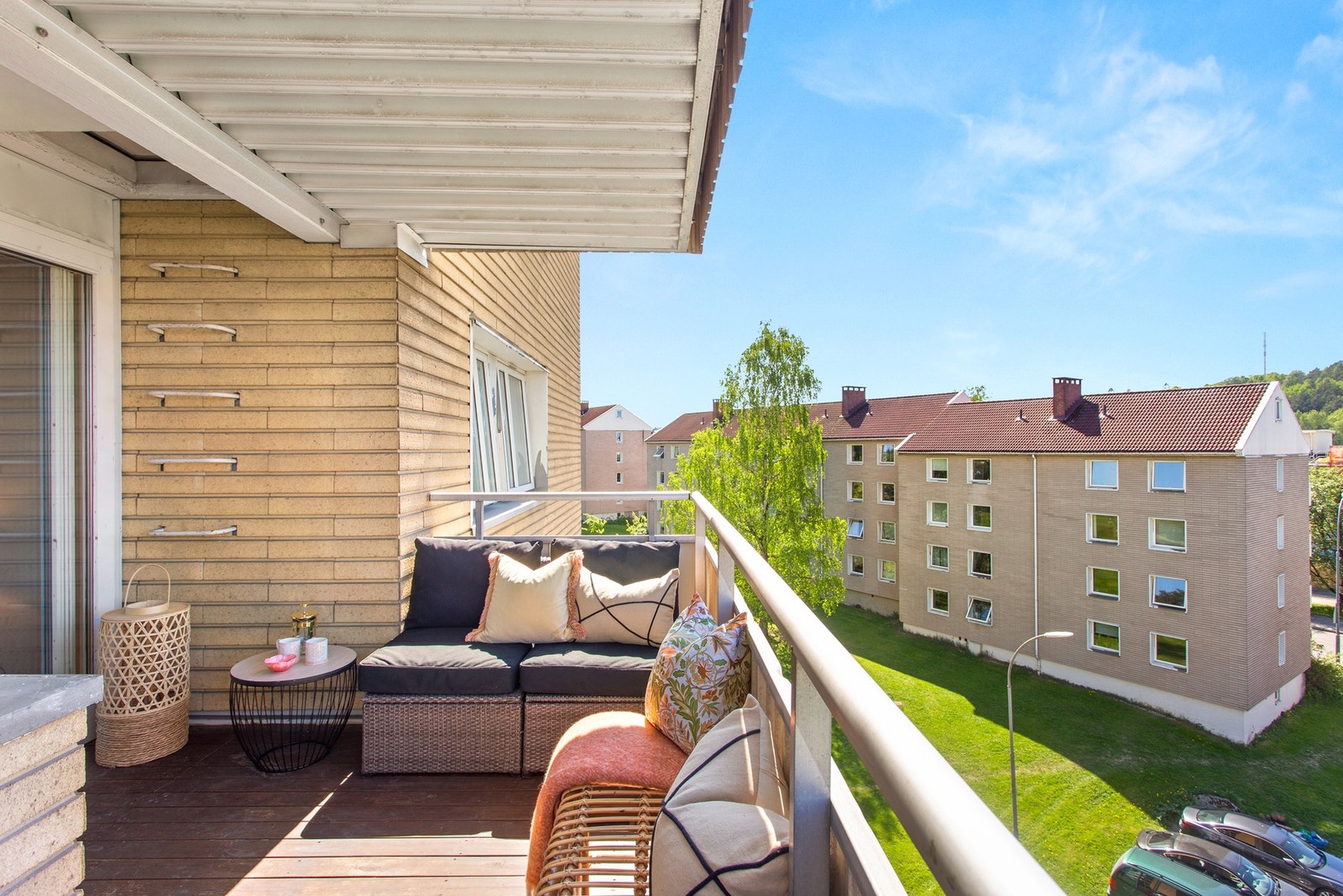 Fra stuen er det utgang til en vestvendt balkong på ca. 7,2 kvm, med plass til sittegruppe og grill. Galleribilde