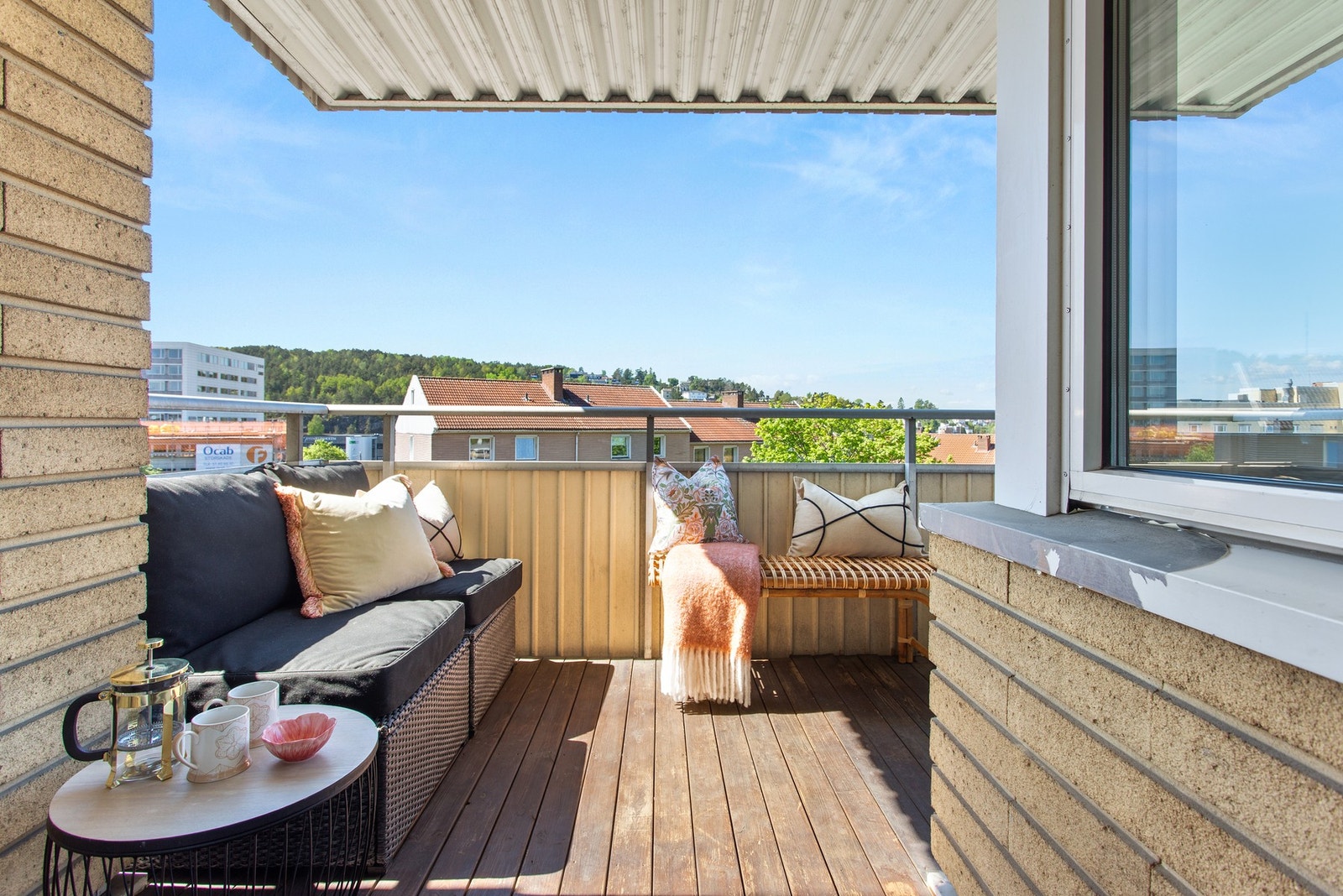 Her bor du sentralt, med kort gangavstand til offentlig kommunikasjon, dagligvarebutikker, treningssenter og handlesenter, i tillegg til at man har nærhet til flotte turområder. Galleribilde