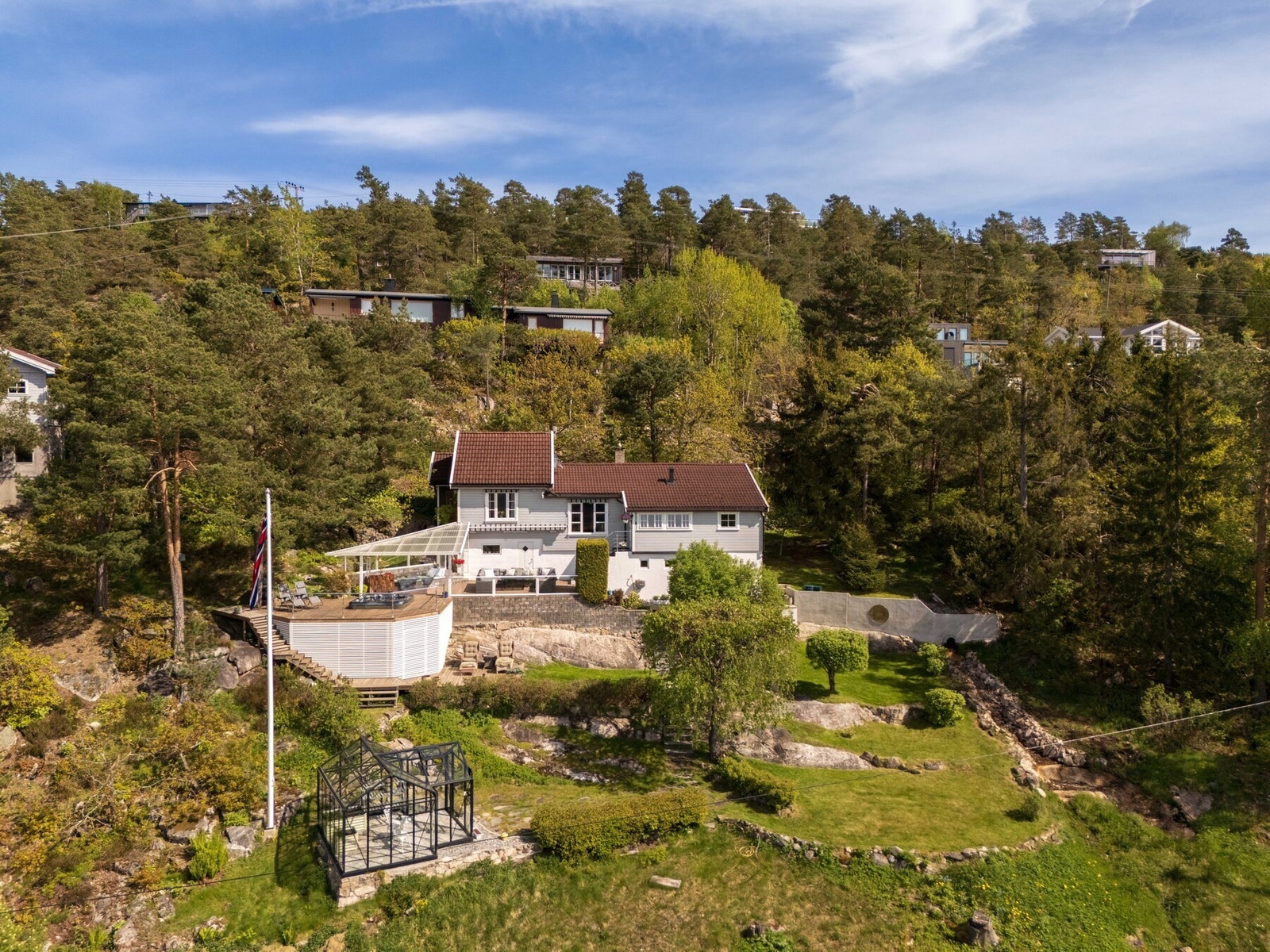 Usjenert eiendom med nydelig opparbeidet tomt. Galleribilde