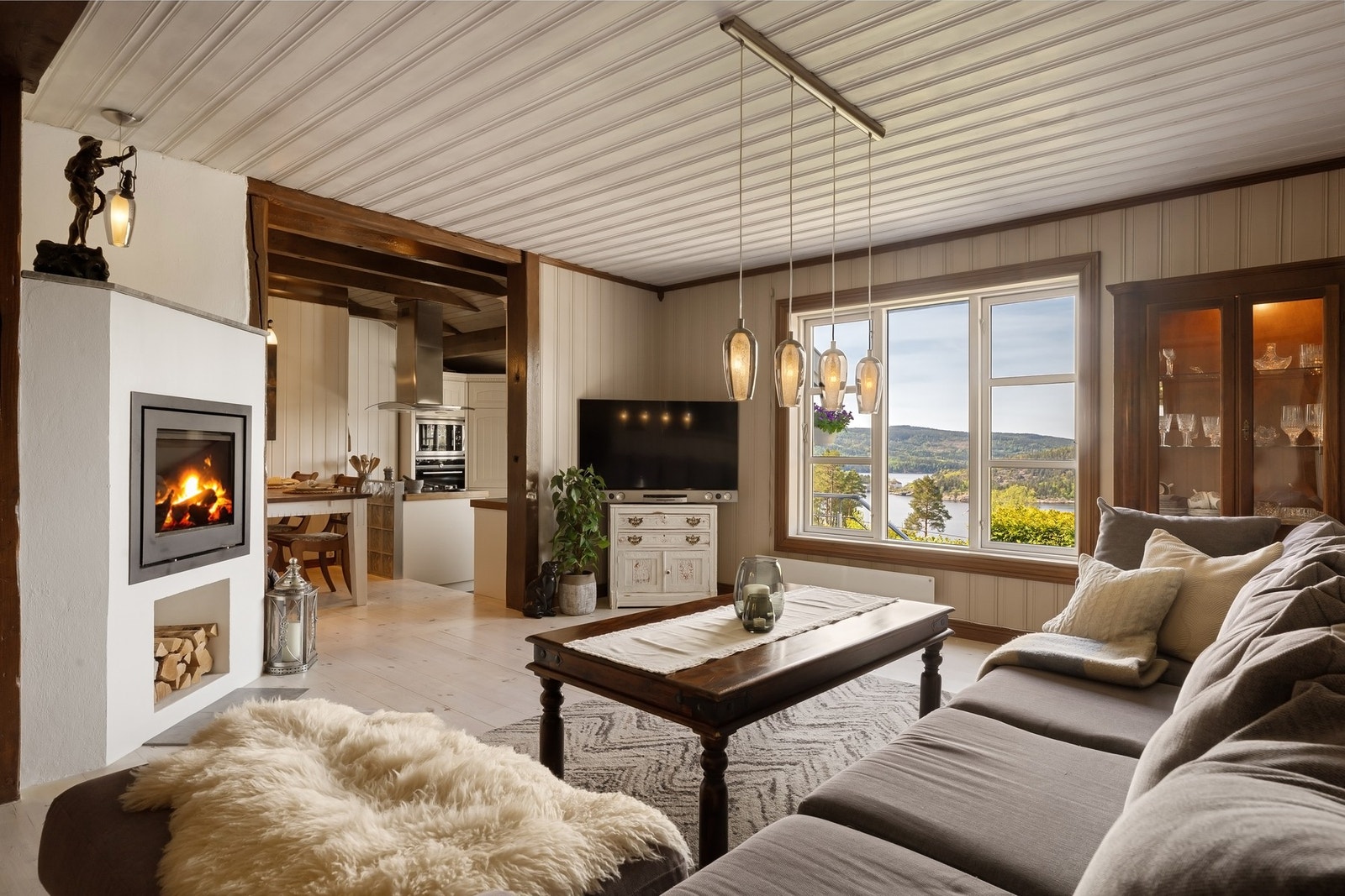 Lys og fin stue med peis Galleribilde