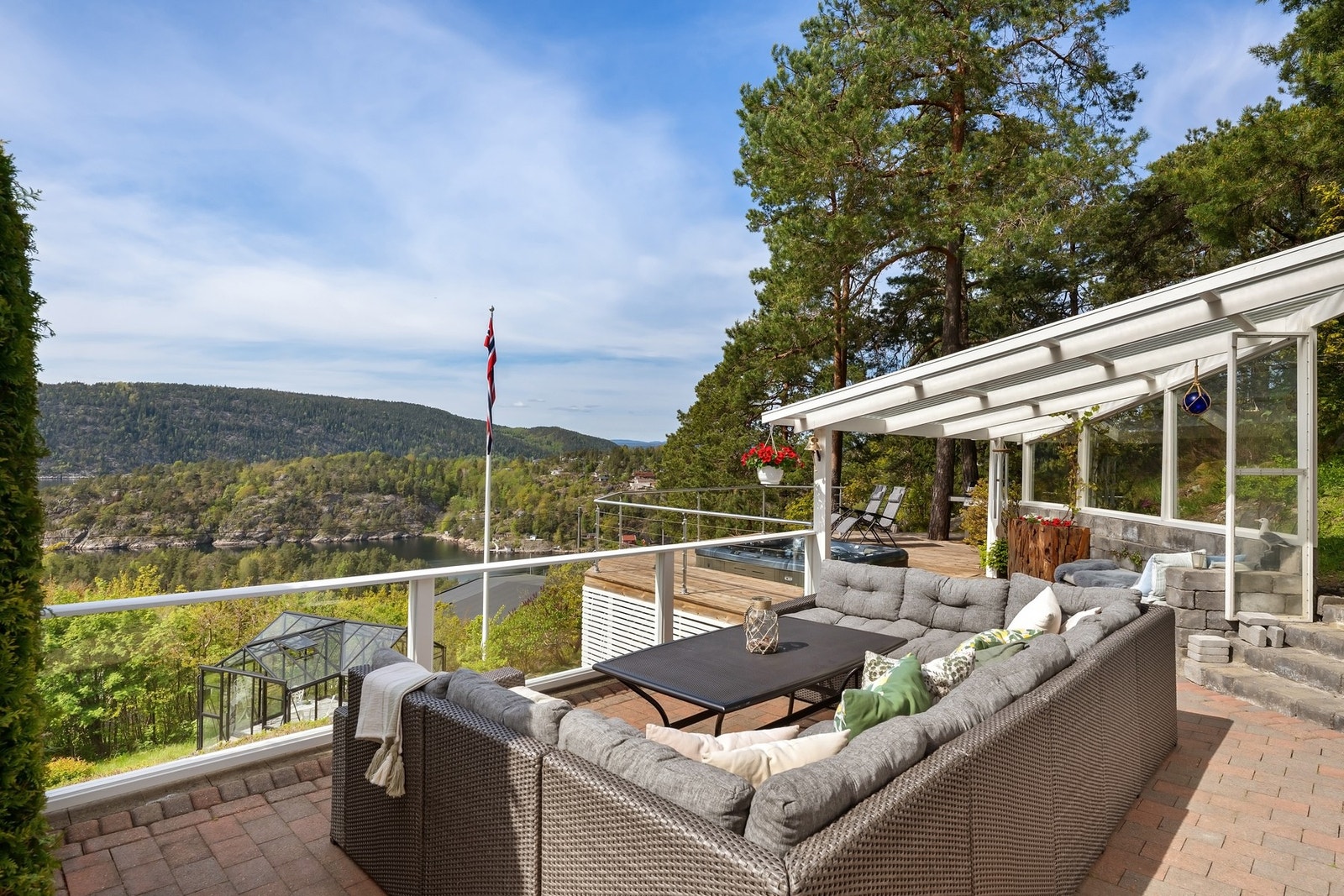 Lun og fin terrasse Galleribilde