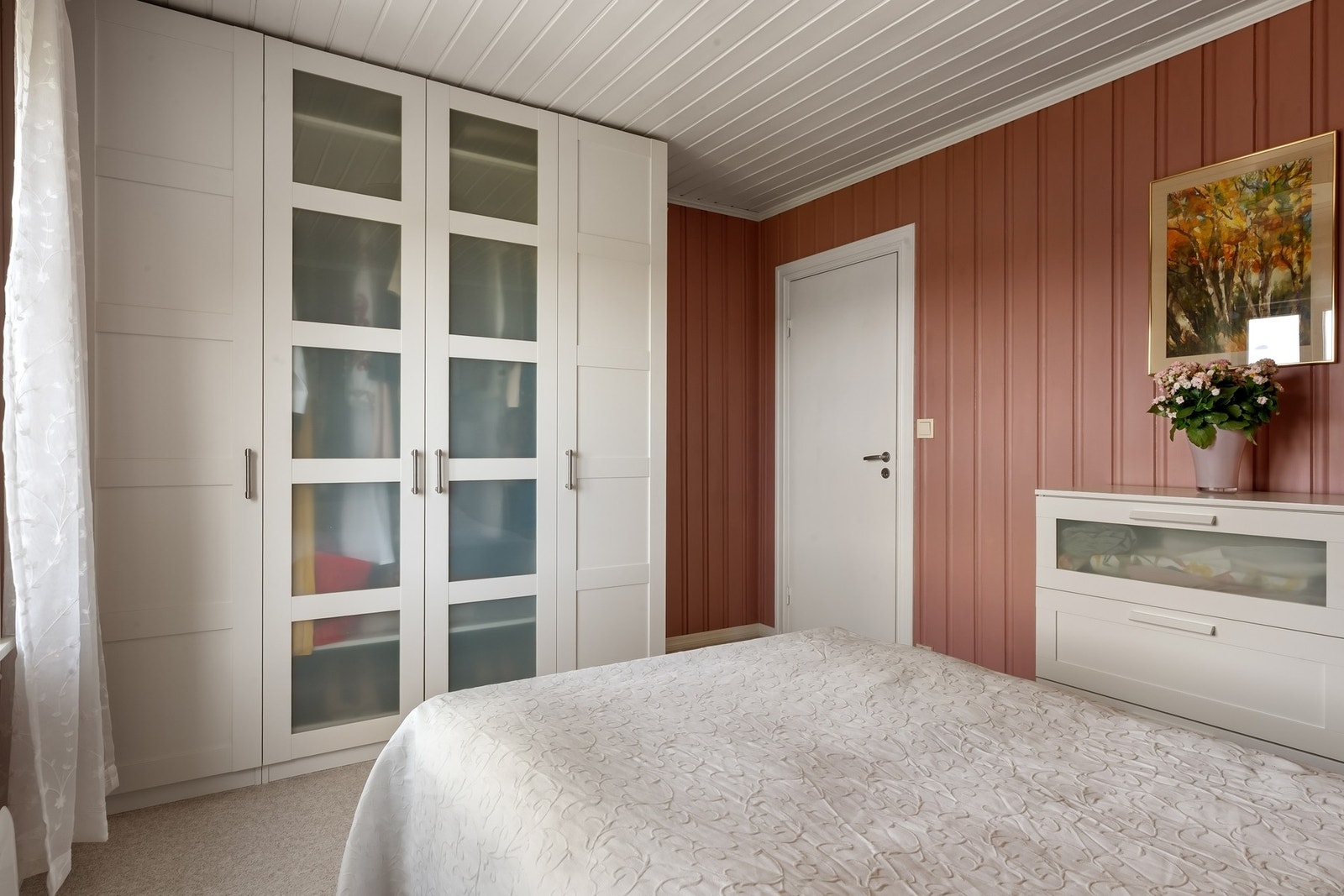 Soverom 2 med garderobeskap. Galleribilde