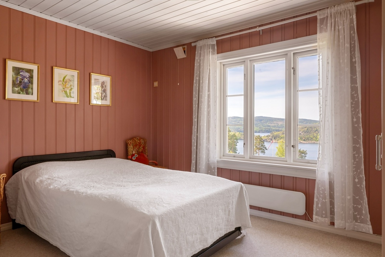 Soverom 2 med fin utsikt til fjorden. Galleribilde