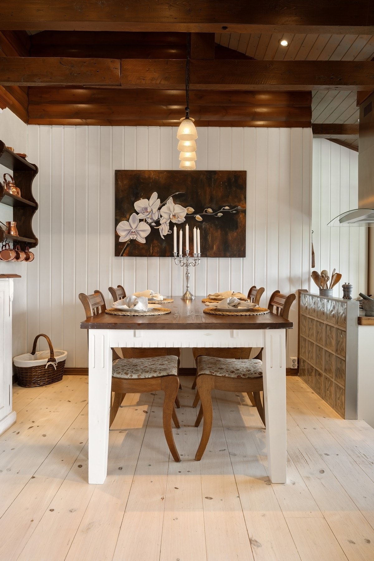 Hyggelig spiseplass på kjøkken Galleribilde