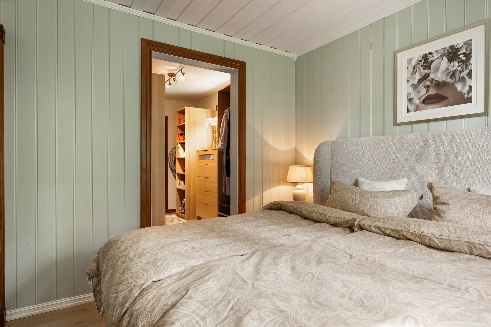 Soverom med adkomst til garderobe Galleribilde