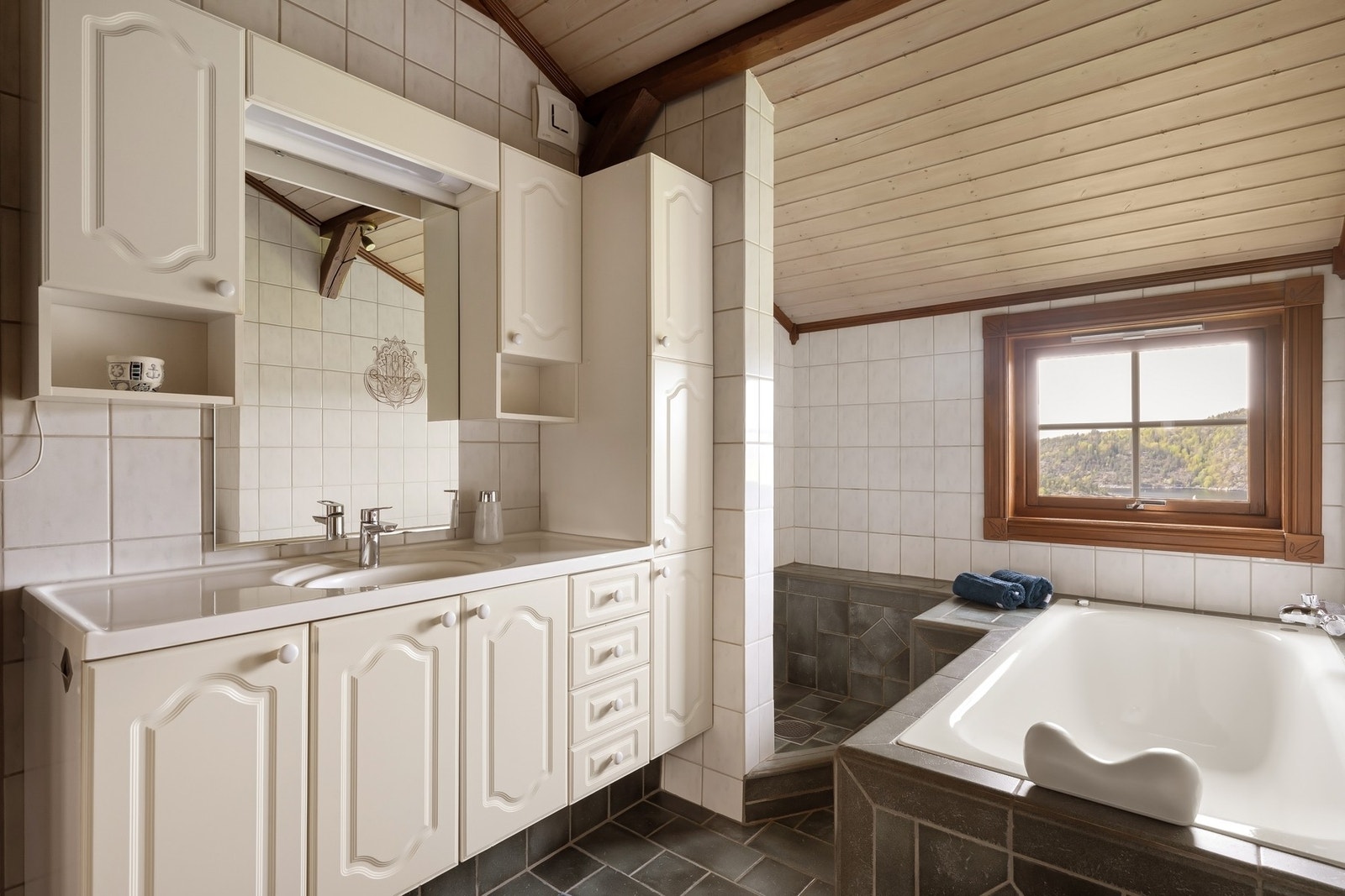 Bad med servantskap, dusjnisje, badekar og wc. Galleribilde