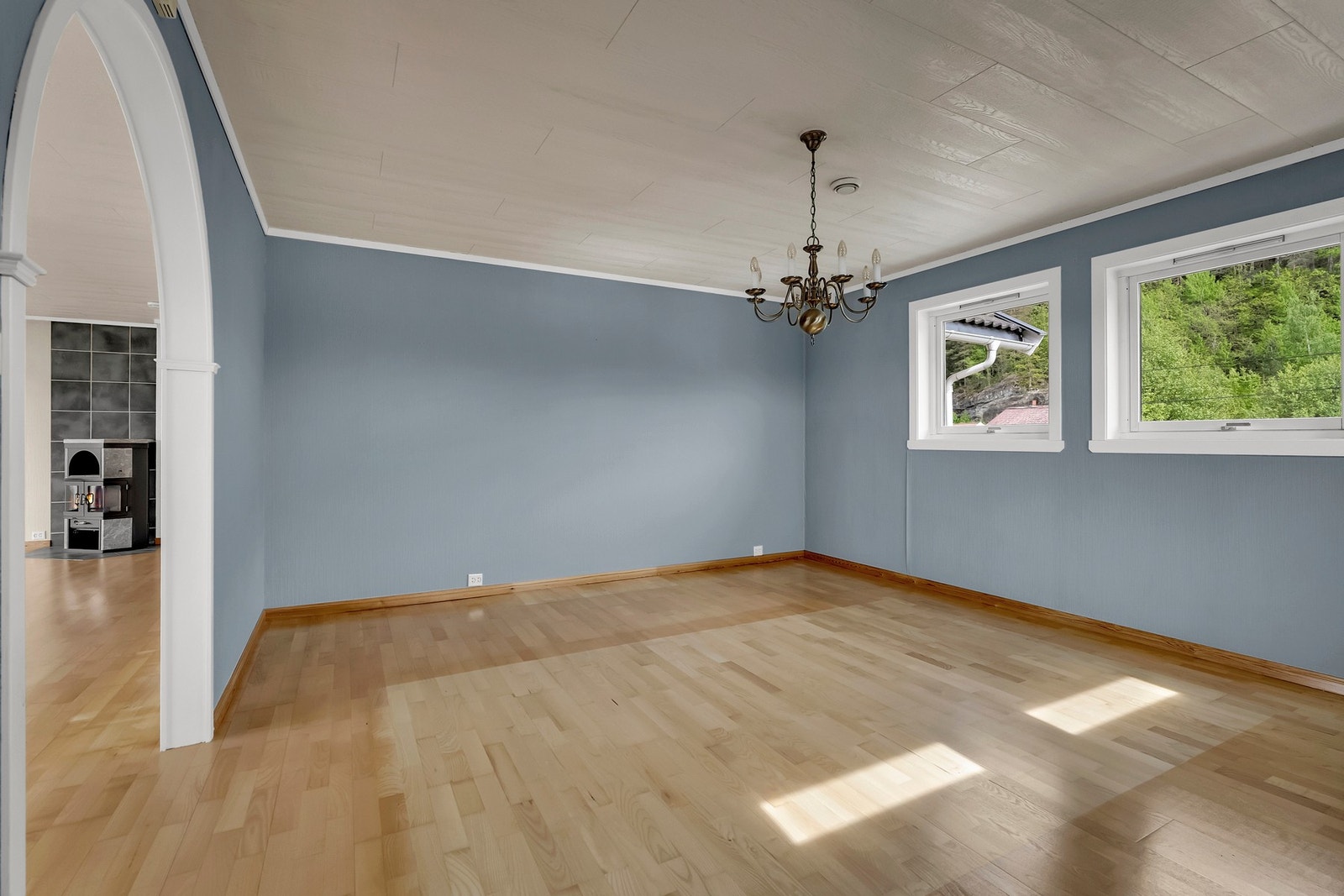 Her kan du enkelt tilpasse møbleringen etter behov, enten det er for familiehygge, sosiale sammenkomster eller en rolig lesekrok. Galleribilde