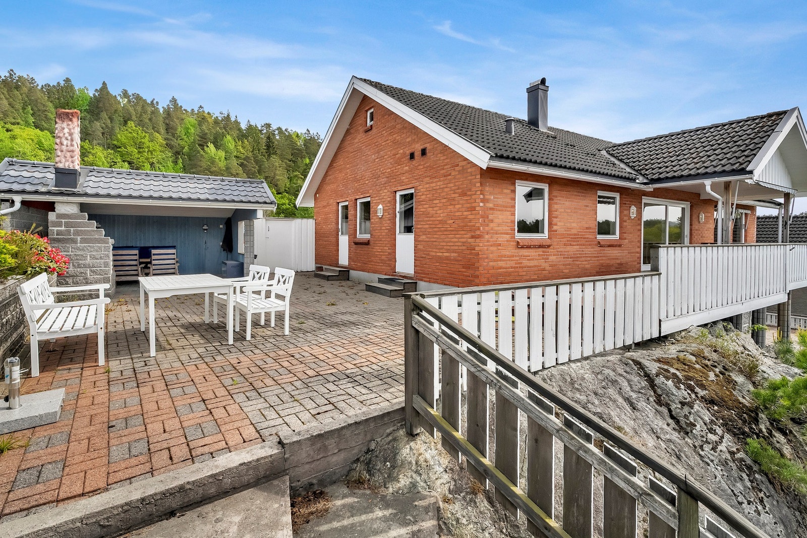 Terrassene består av både tredekke og betongflater, noe som gir variasjon i bruk og utforming. Galleribilde
