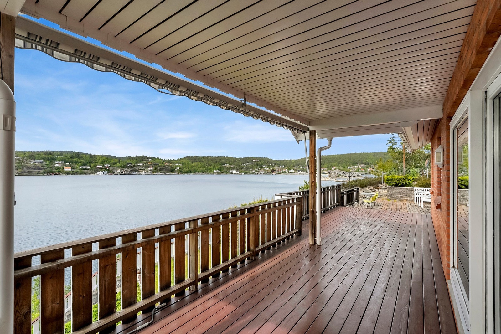 Terrasseområdene gir mulighet for å nyte eiendommens gode solforhold og utsyn over fjorden. Galleribilde