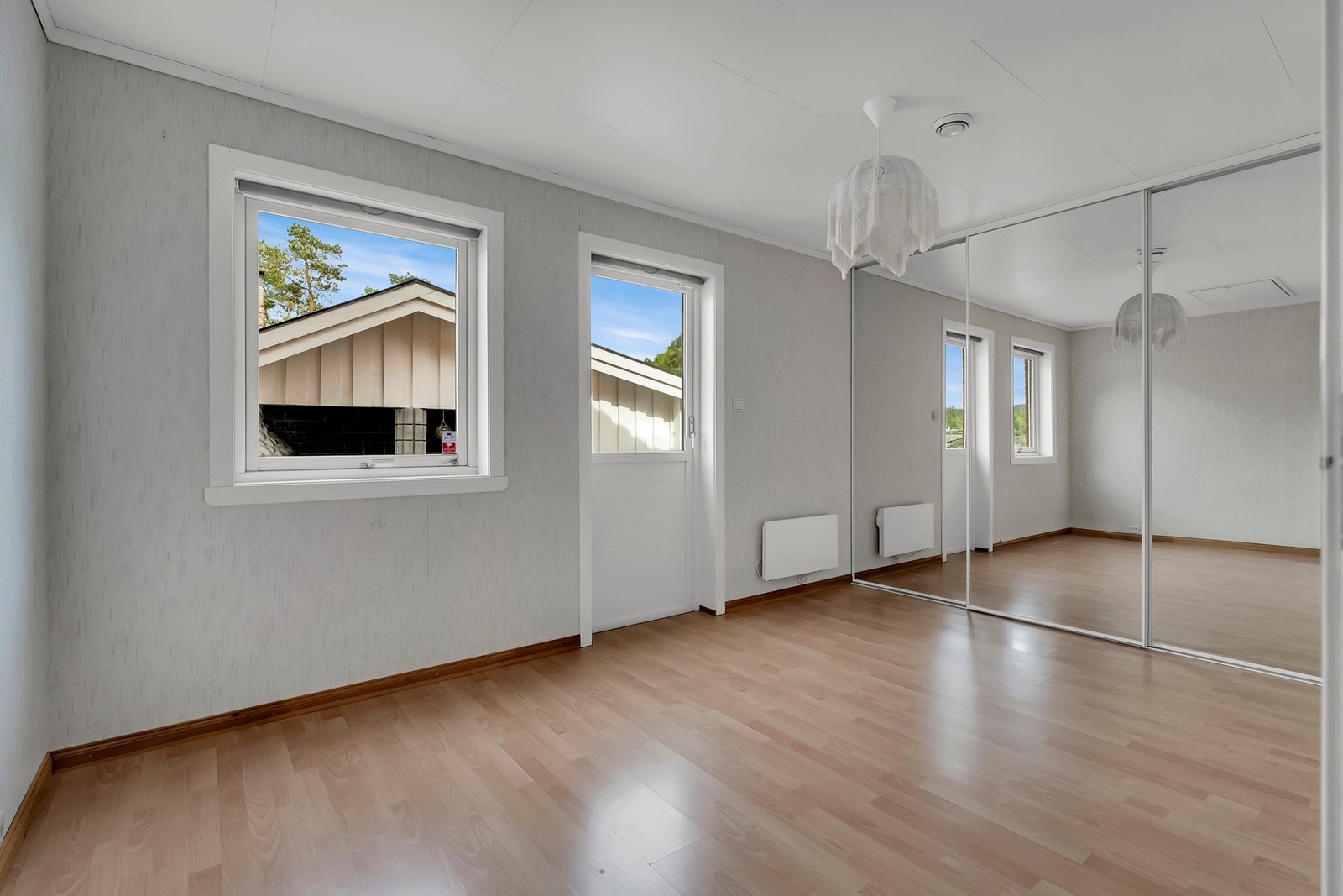 Hovedsoverommet har god plass til dobbelseng og masse skapplass. Galleribilde