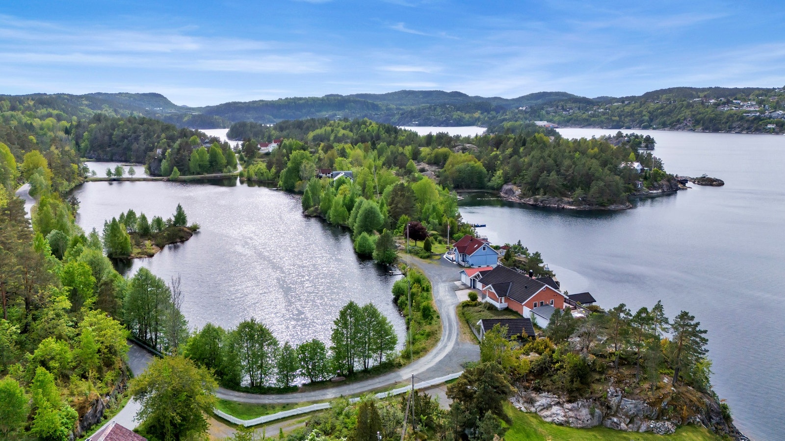 Det er omtrent 11 minutter med bil til dagligvarebutikkene Spar Kirkebukta Kragerø og Rema 1000 Kragerø. Galleribilde