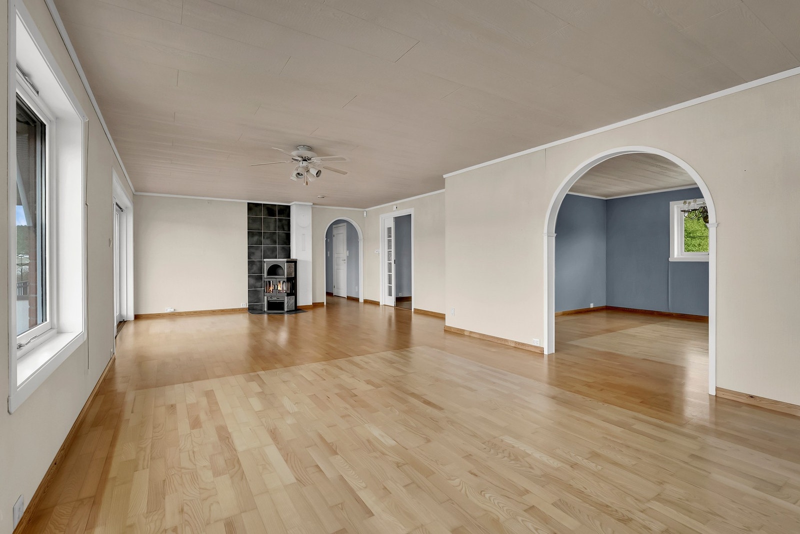 Stua er et romslig oppholdsrom med flere innredningsmuligheter. Galleribilde