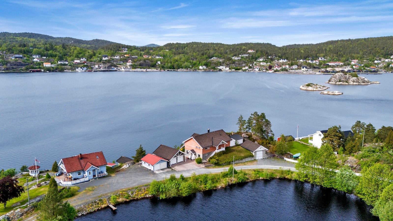 Flotte solforhold, strandlinje og et imponerende utsyn over fjorden. Galleribilde