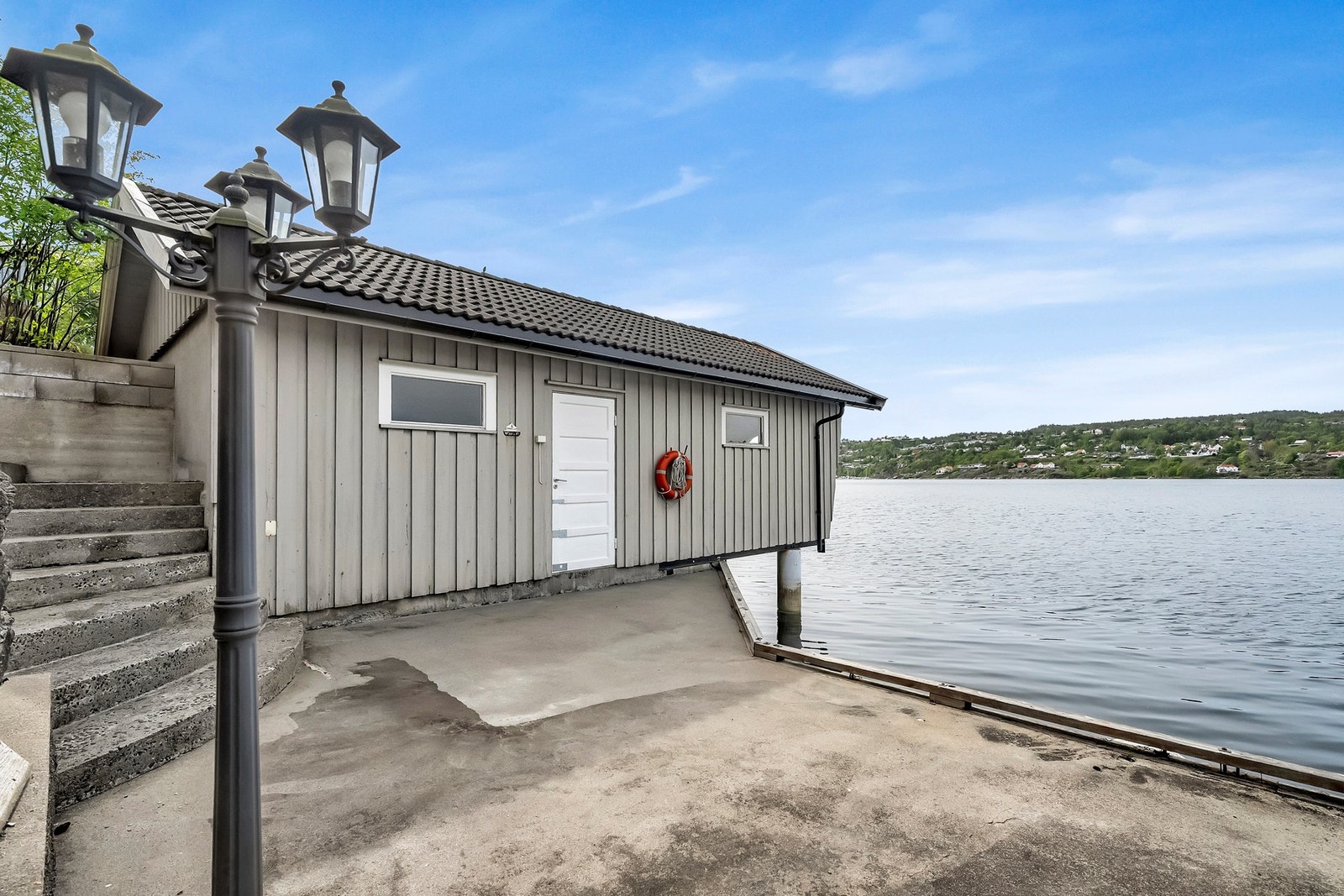 Båthuset nede ved brygga. Galleribilde
