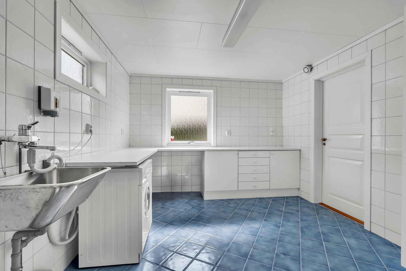Stort vaskerom med god plass til vaskemaskin og tørketrommel. Galleribilde