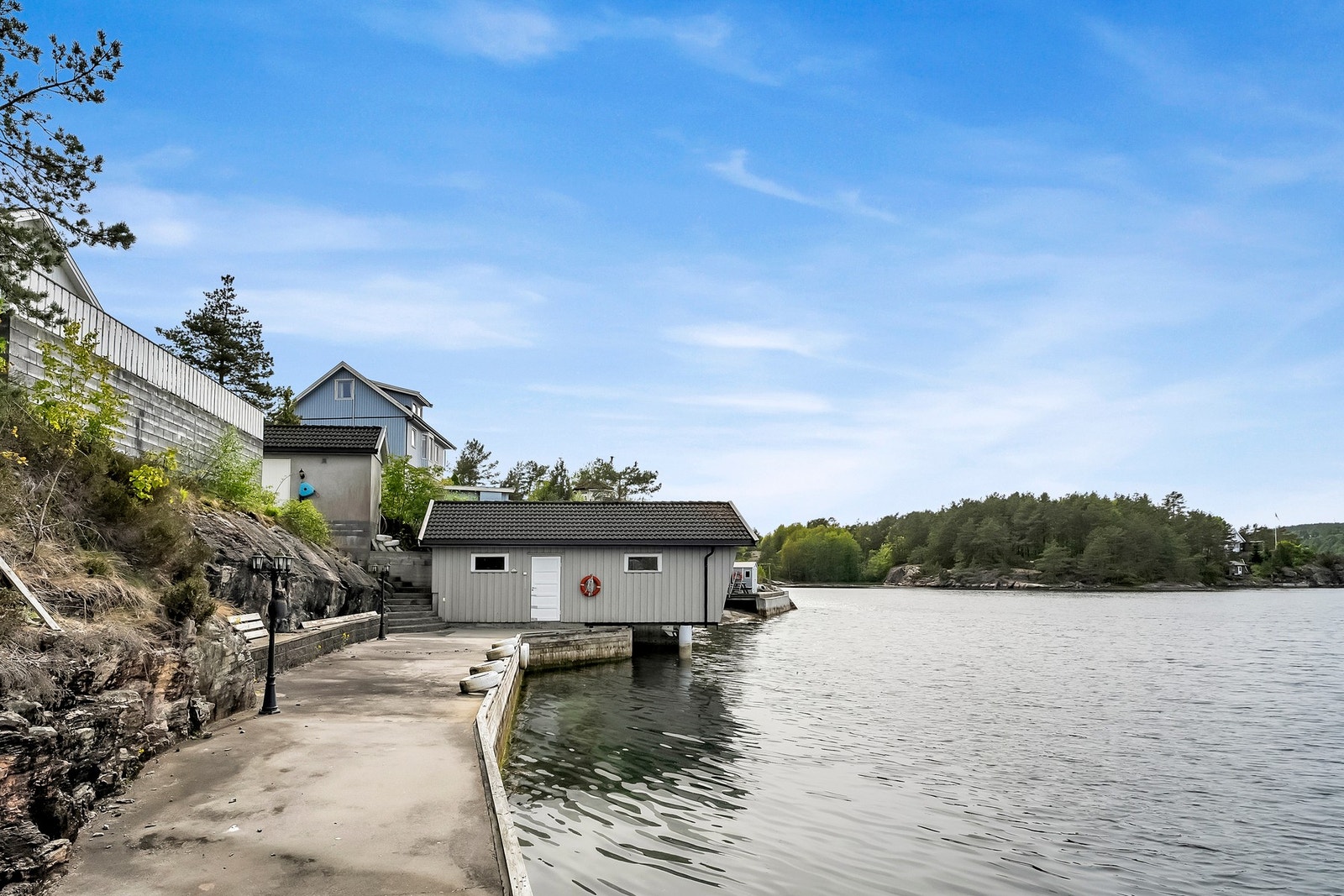 Stor brygge på ca. 24 meter, som er helt ypperlig for å legge til båter eller ta seg et deilig bad. Galleribilde