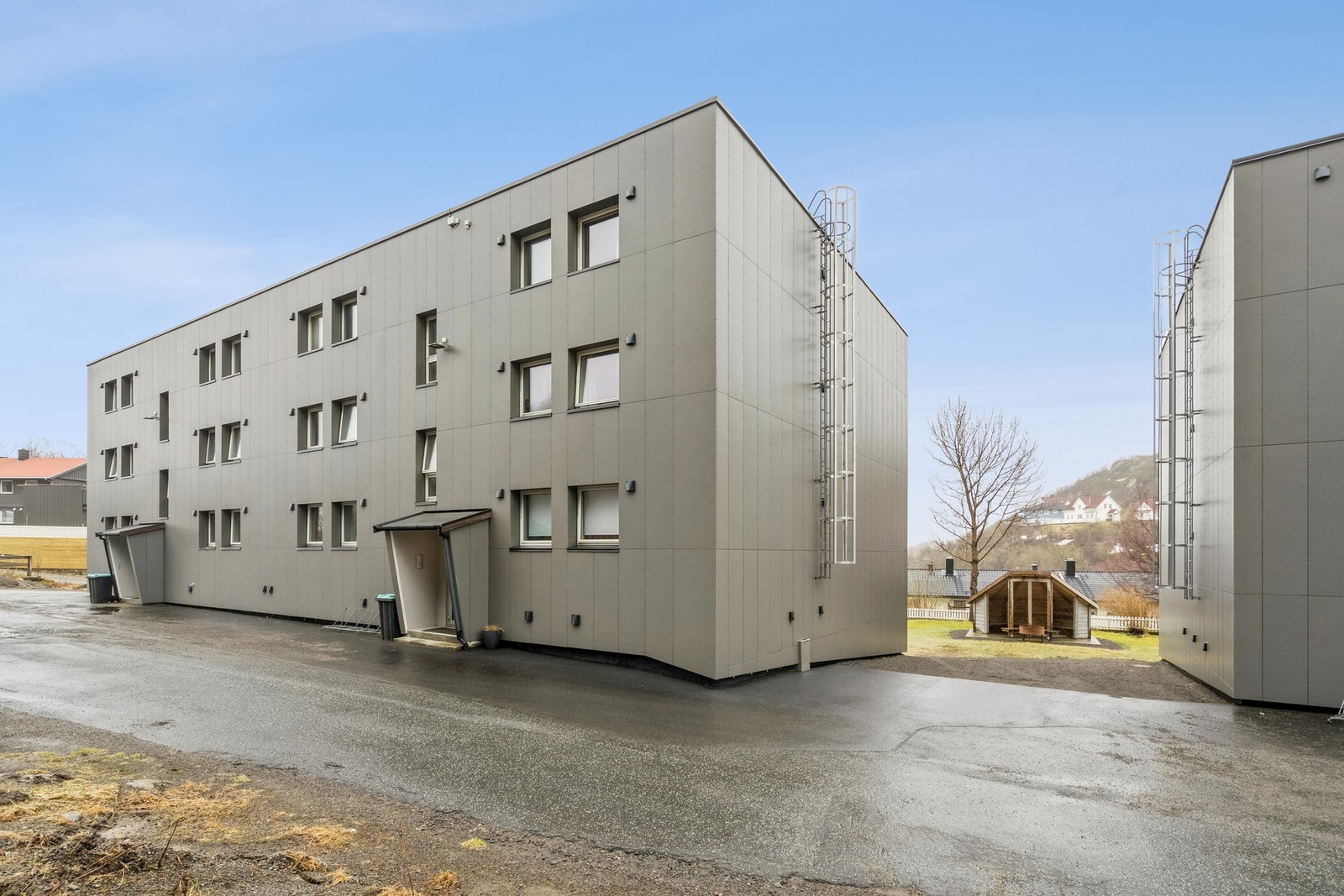Borettslaget ligger i et barnevennlig og etablert område i Osan med gangavstand til butikk, barnehage og skole. Samt Svolvær sentrum og flotte turmuligheter i området. Galleribilde