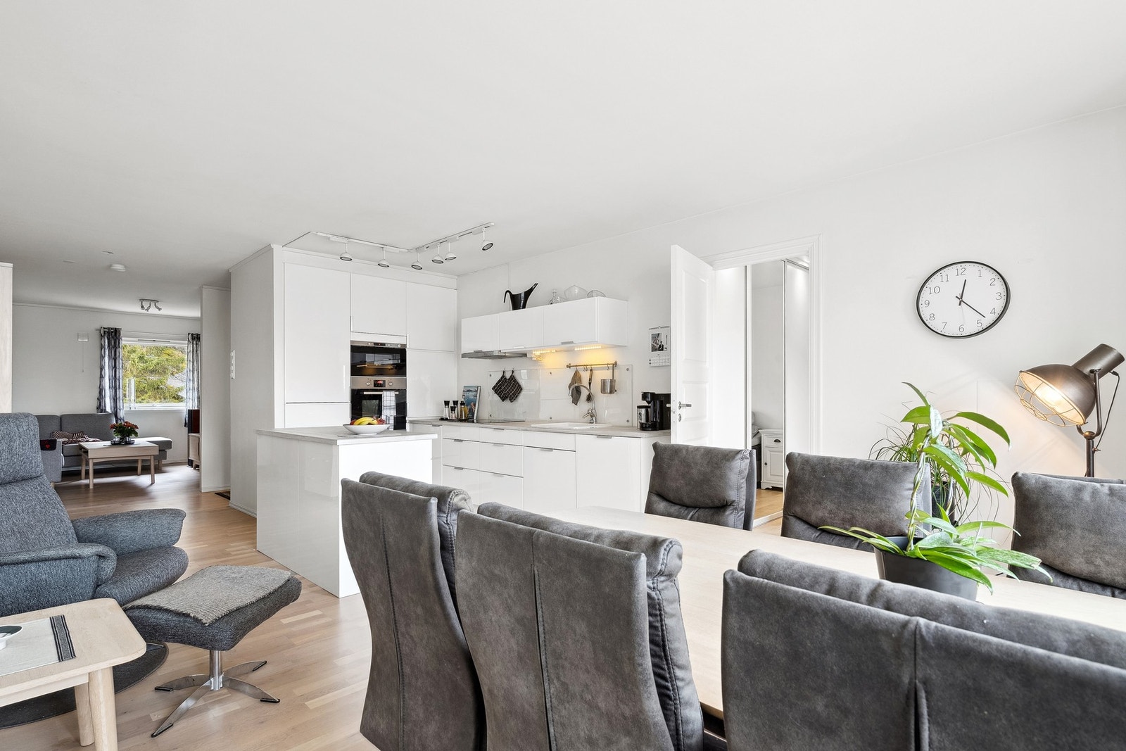 Store vindusflater både i front og ved sofaen sørger for godt med naturlig lys gjennom dagen. Galleribilde
