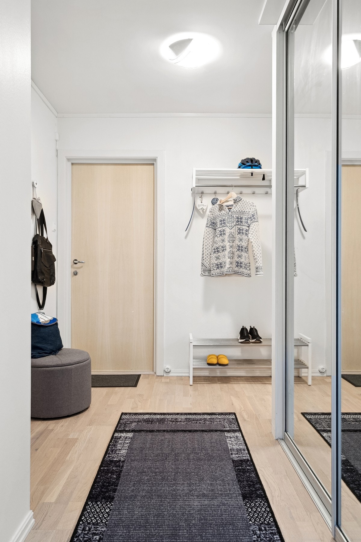 Innbydende og romslig gang med praktisk skyvedørsgarderobe som gir ekstra oppbevaringsplass til yttertøy og diverse. Galleribilde