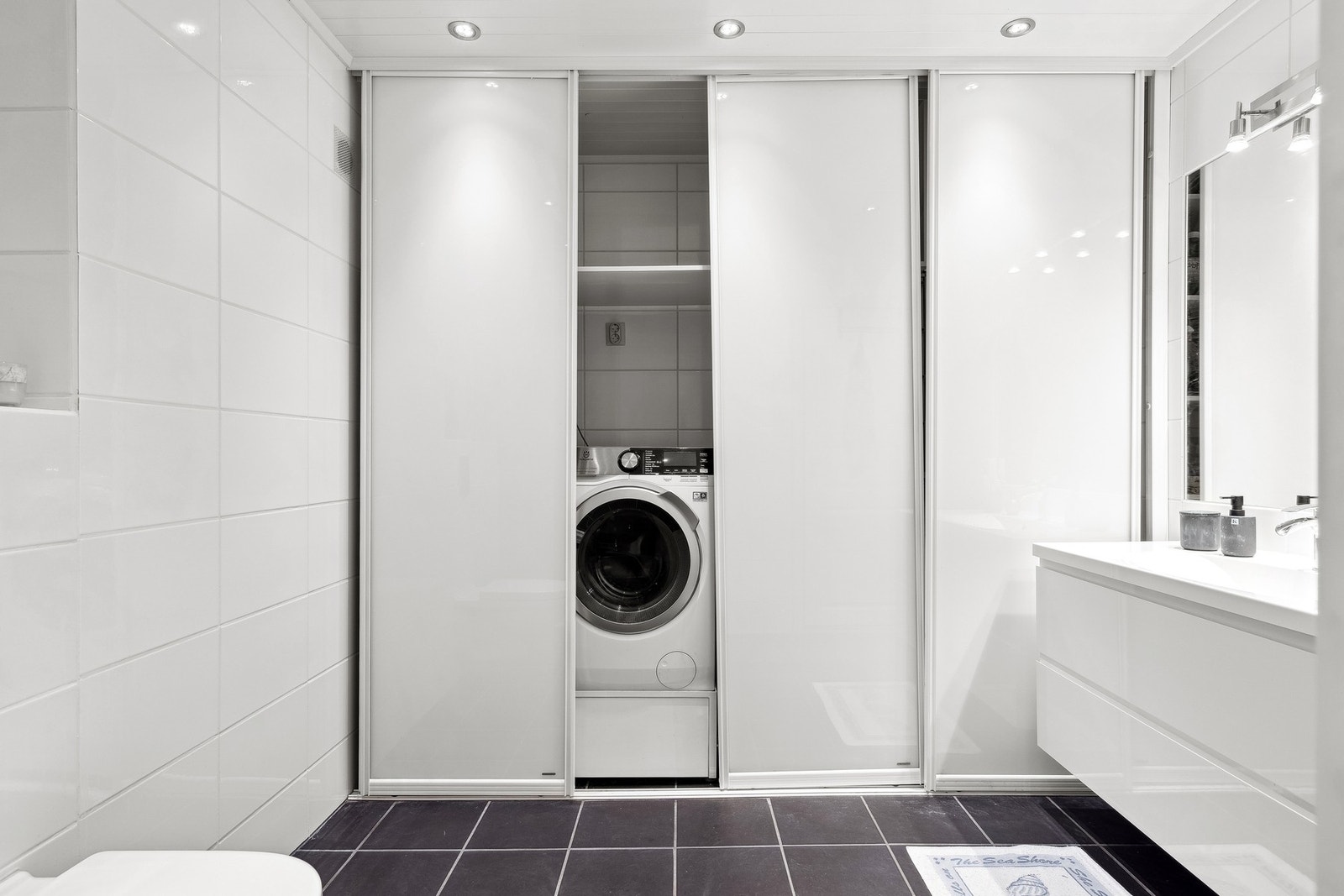 Badet har blant annet opplegg for vaskemaskin som er plassert i skyvedørsgarderoben. Galleribilde
