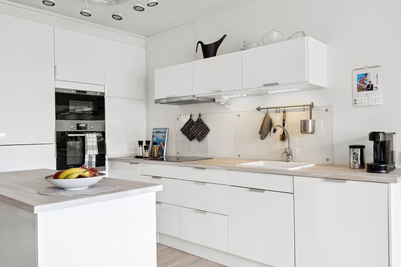 Moderne kjøkkeninnredning fra IKEA med høyglans fronter som gir rikelig med skapplass. Galleribilde