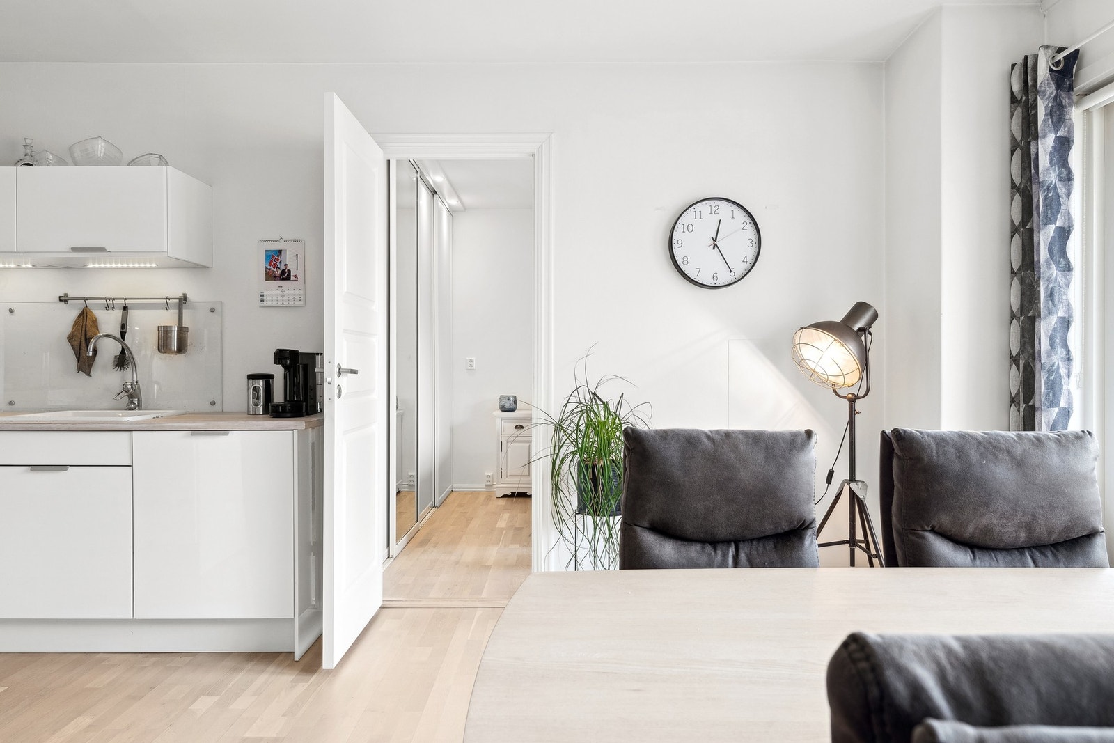 Legg merke til den lyse utformingen av leiligheten. Galleribilde