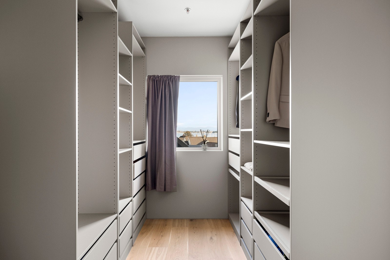 Eget walk-in closet med plass til alt av klær og tilbehør. Galleribilde