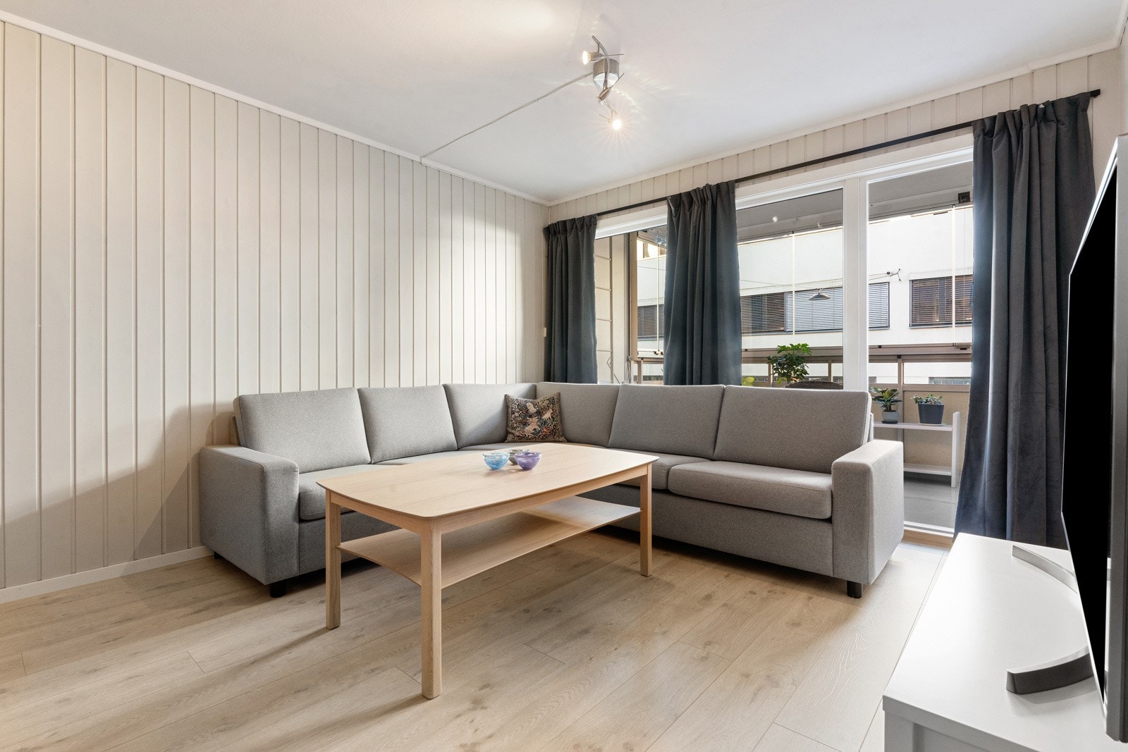 Lys og trivelig stue med god plass til sofagruppe, sofabord og underholdningsavdeling. Galleribilde