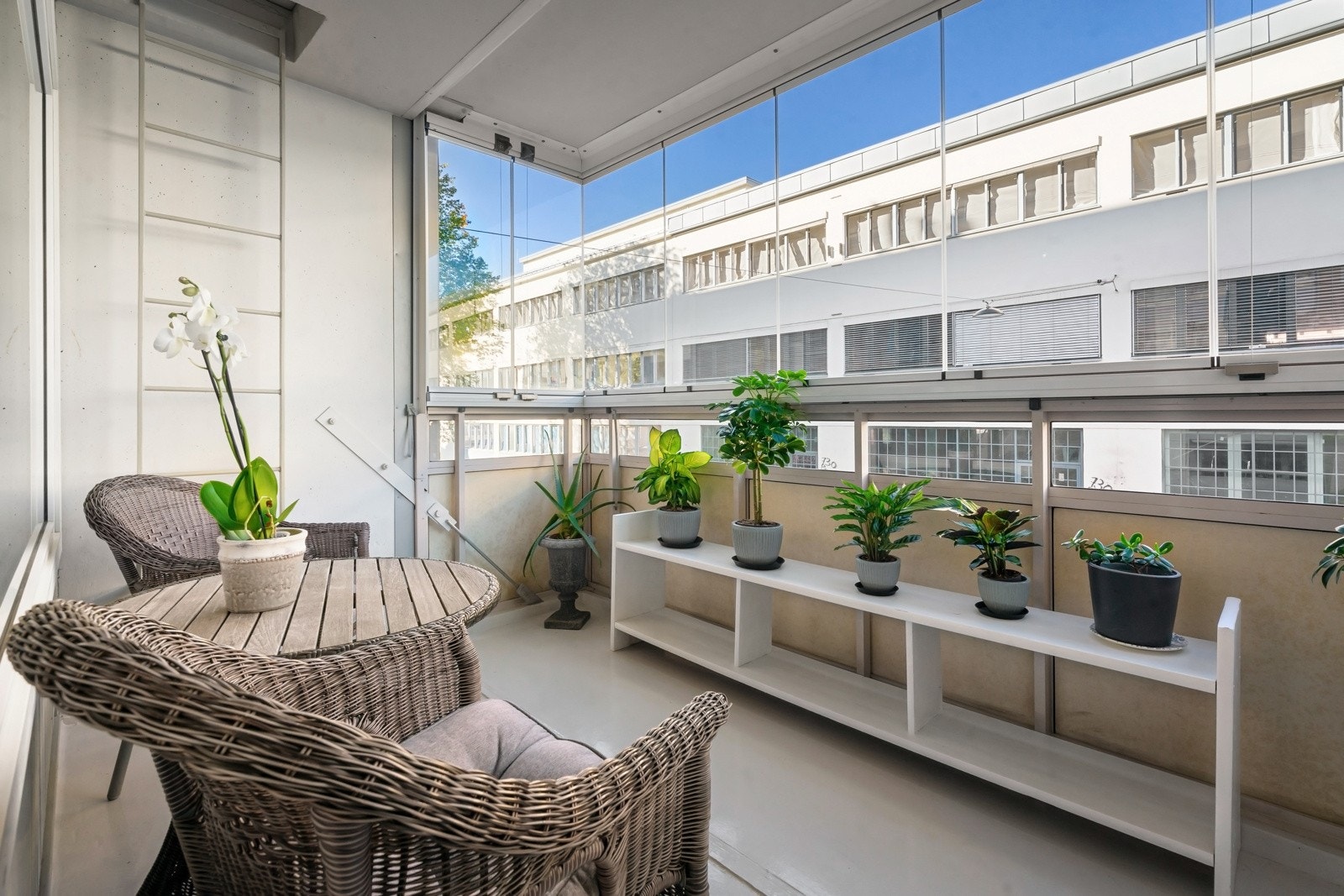 Lys og sjarmerende bolig som består av entré/gang, bad, WC, kjøkken, bod, soverom og stue. Galleribilde