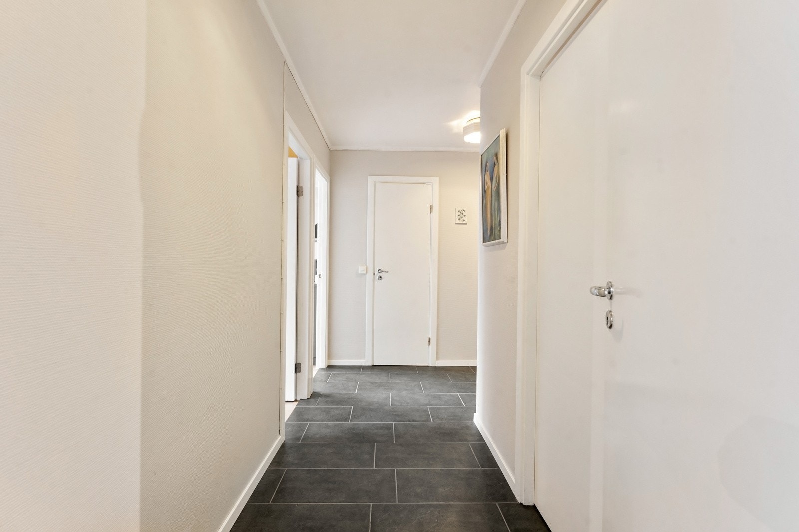 Hyggelig og innbydende entré med god plass til ytterklær og sko. Galleribilde