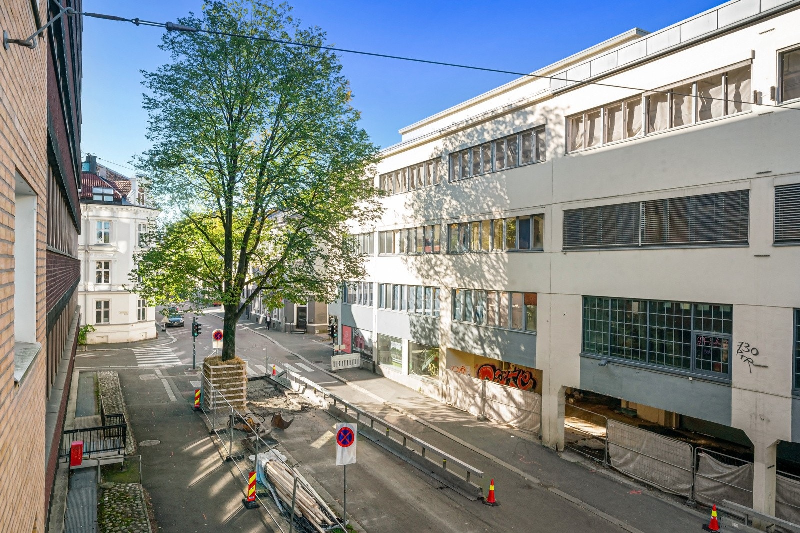 Bygget ovenfor leiligheten har blitt revet, se salgsoppgaven for mer informasjon vdr. byggeplaner i området. Galleribilde