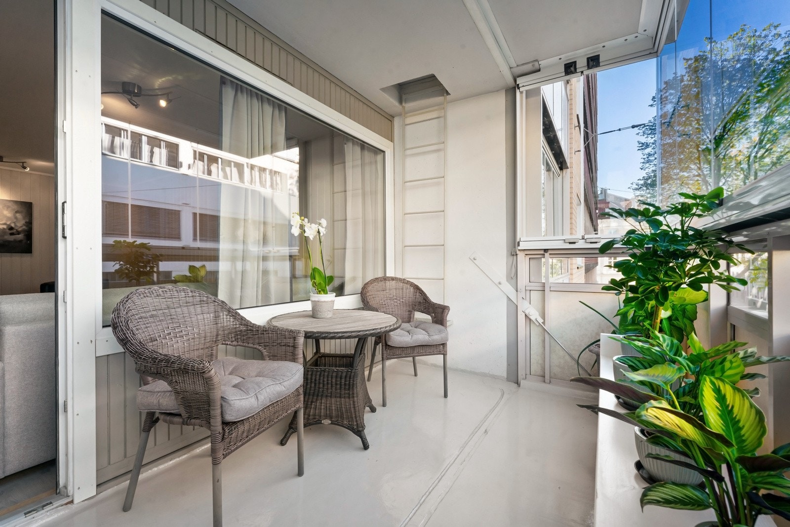 Fra stuen er det adkomst til en innglasset balkong på ca. 7 kvm. God plass til utemøblement. Galleribilde