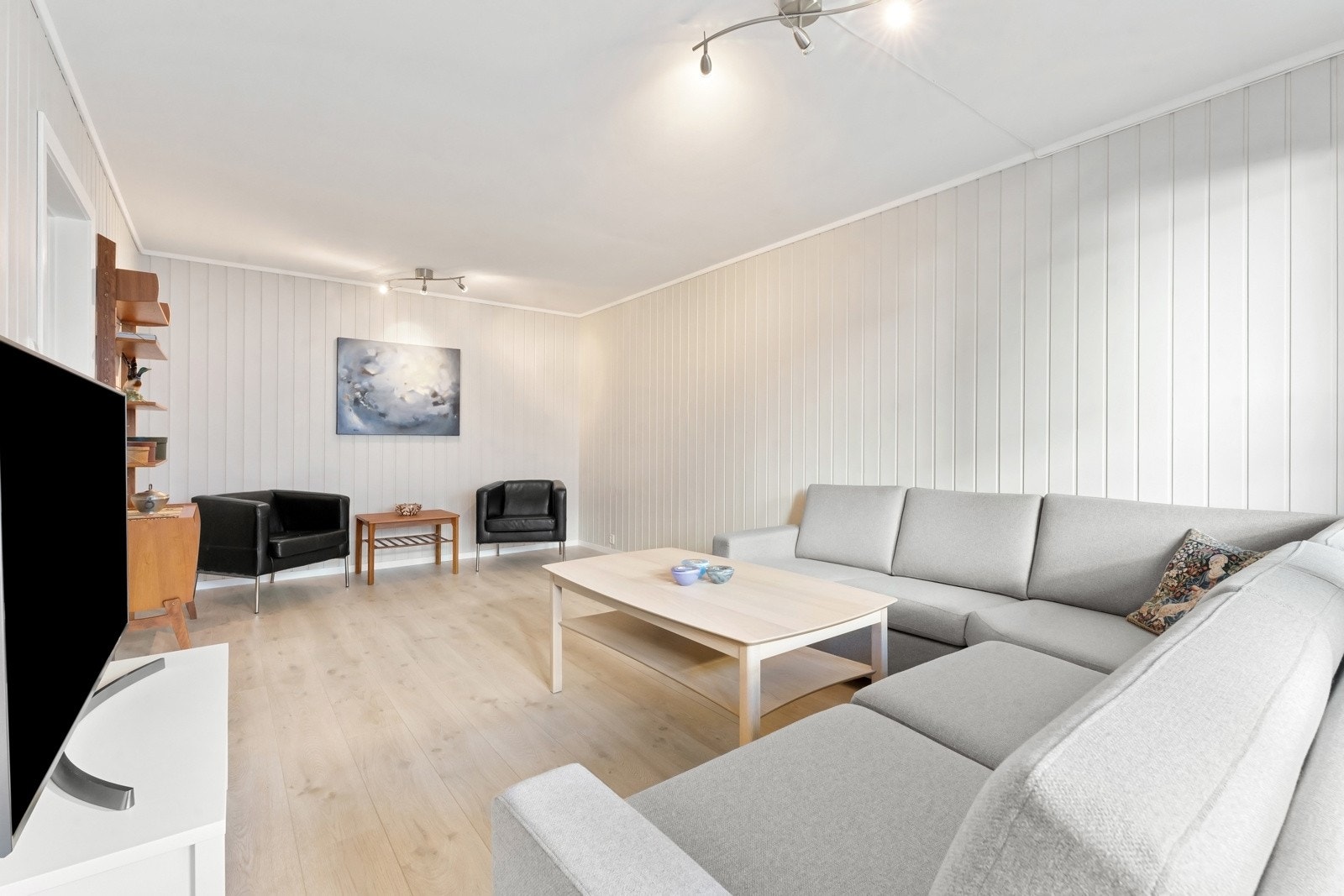 Stuen har en god planløsning, noe som gjør den enkel å møblere. Galleribilde