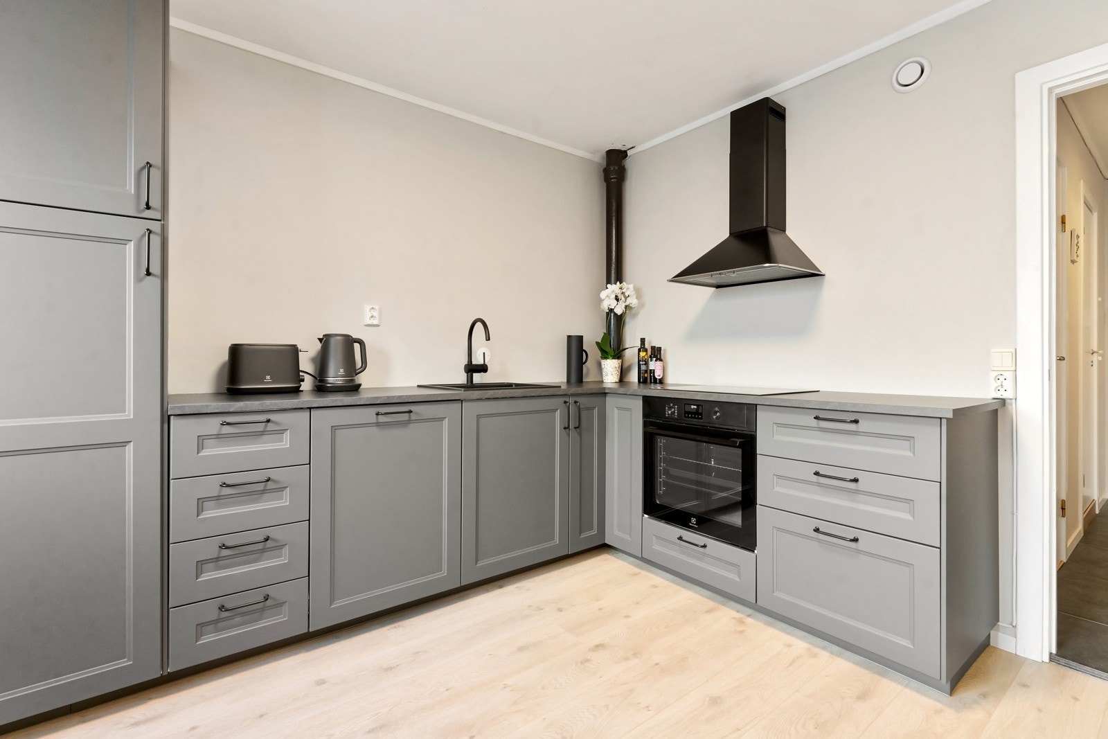 Kjøkkenet var nytt i 2024 og holder en god standard. Rikelig med skap- og benkeplass. Galleribilde