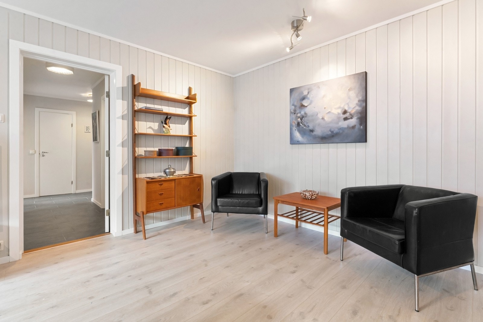 Pen laminat på gulv og lyse farger på overflater. Galleribilde