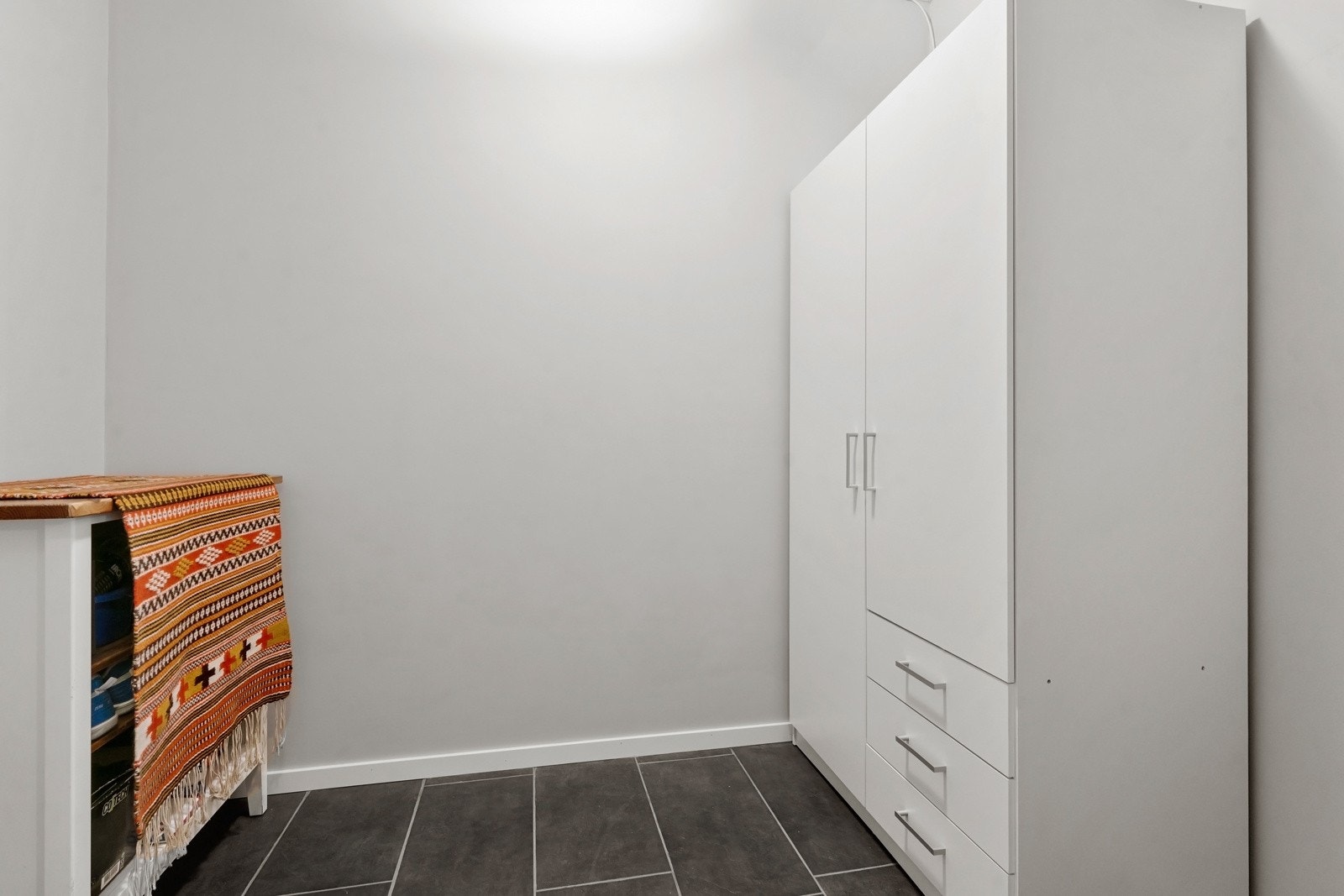 Superpraktisk, innvendig bod med mye lagringsplass. Garderobeløsning med oppbevaringsplass. Galleribilde