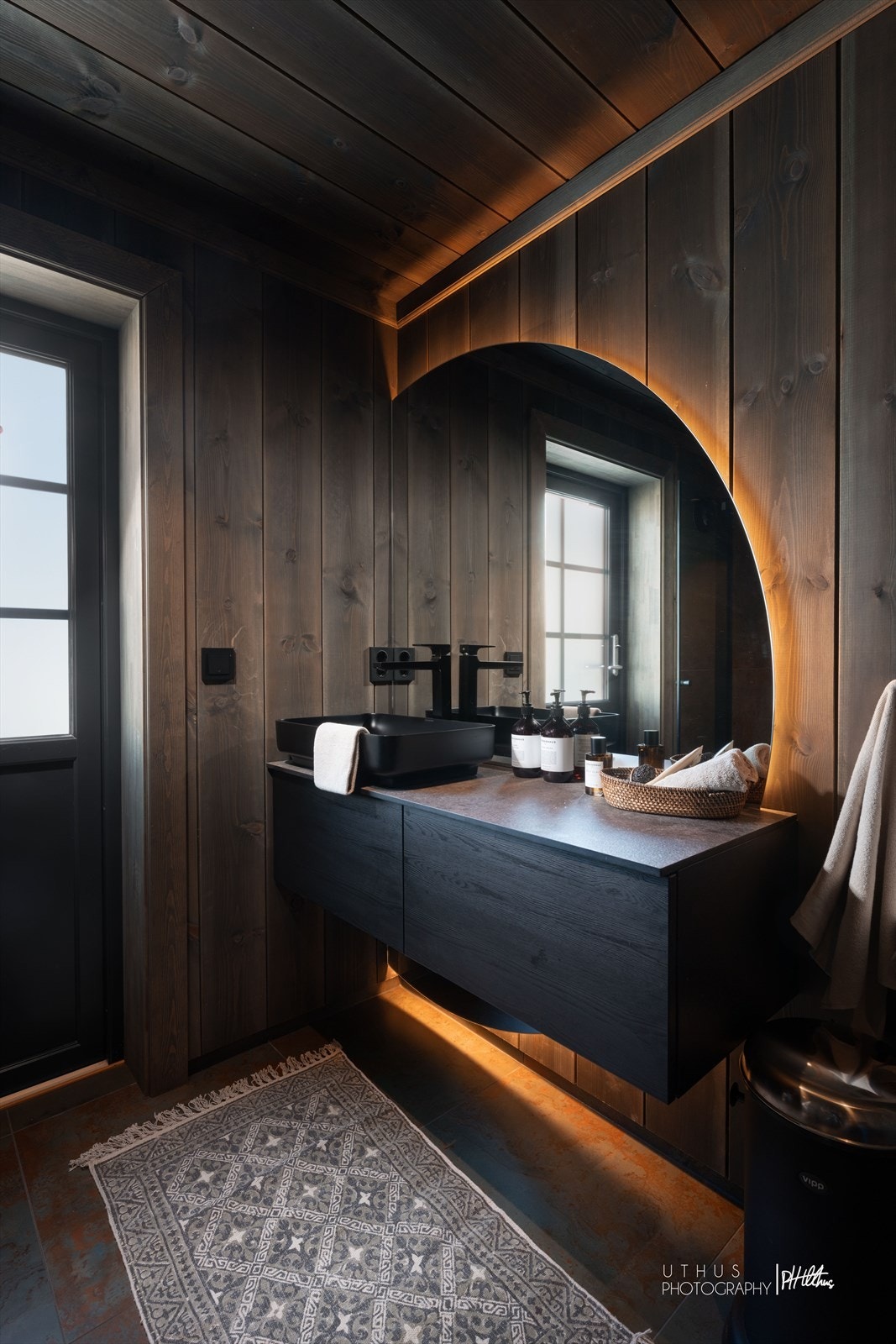 Bad 2.
Halvor Bakke signature baderomsinnredning. Egendesignet speil, lagd av glassmester Galleribilde