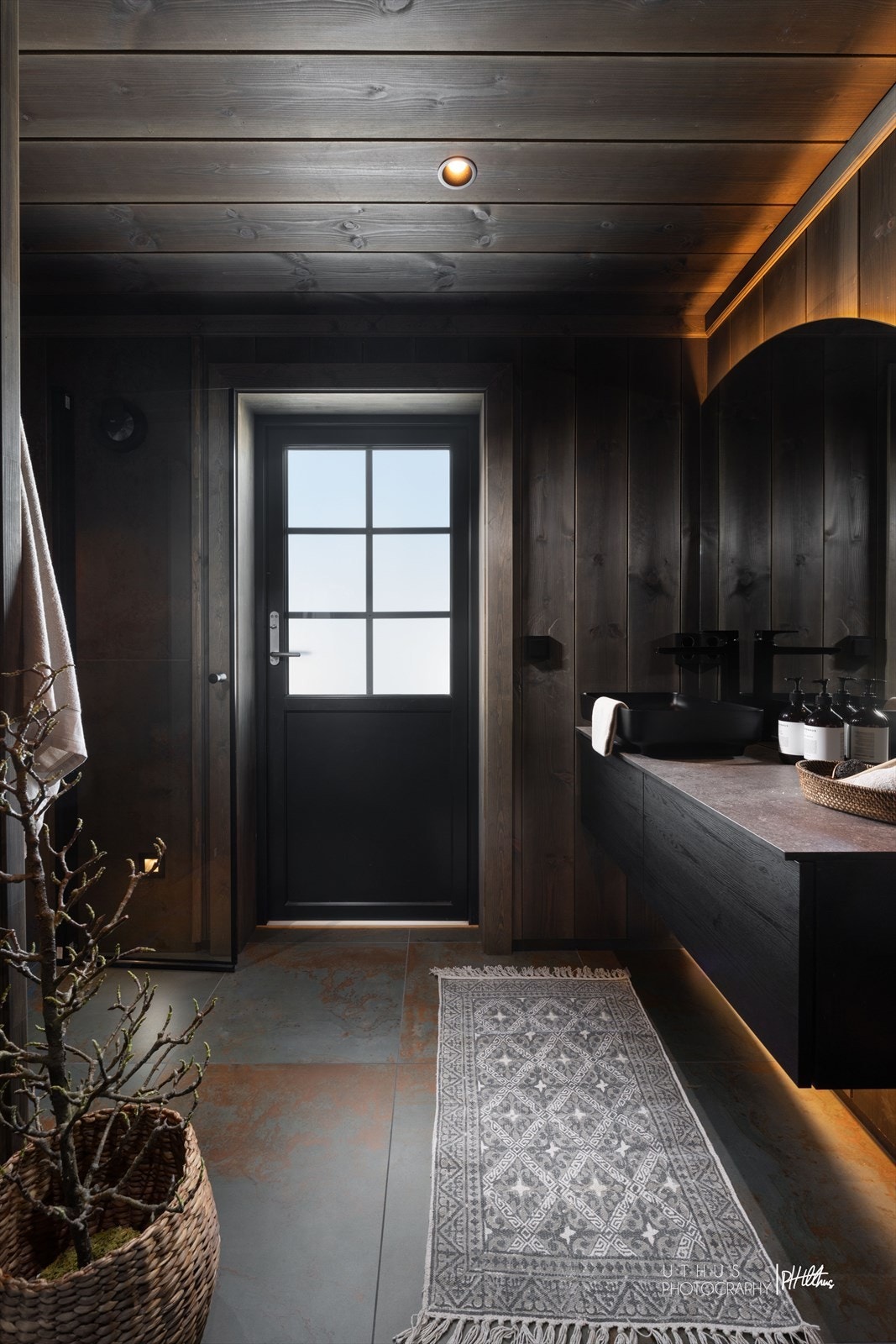 Dør fra bad rett ut. Genialt for jacuzzi. Gravd hull til jacuzzi og lagt opp strøm til det Galleribilde