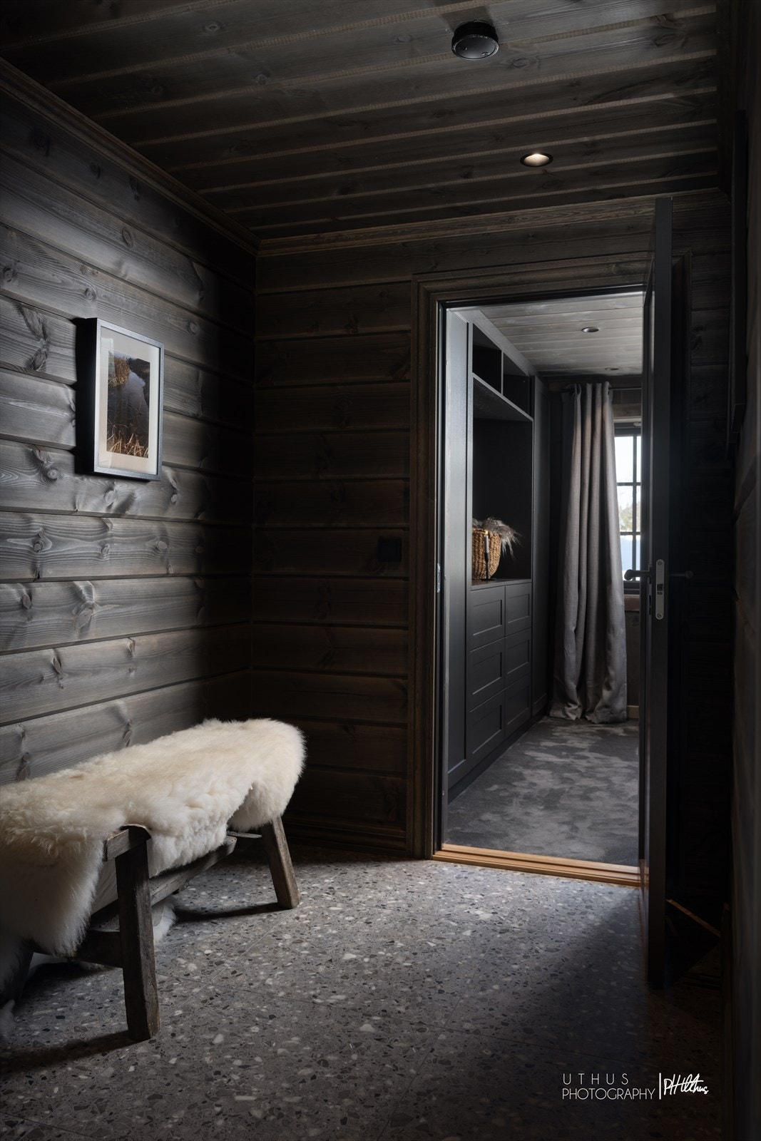 Gang med lekre Terrasso fliser. Innerdører med håndtak fra "Buster + punch" Galleribilde