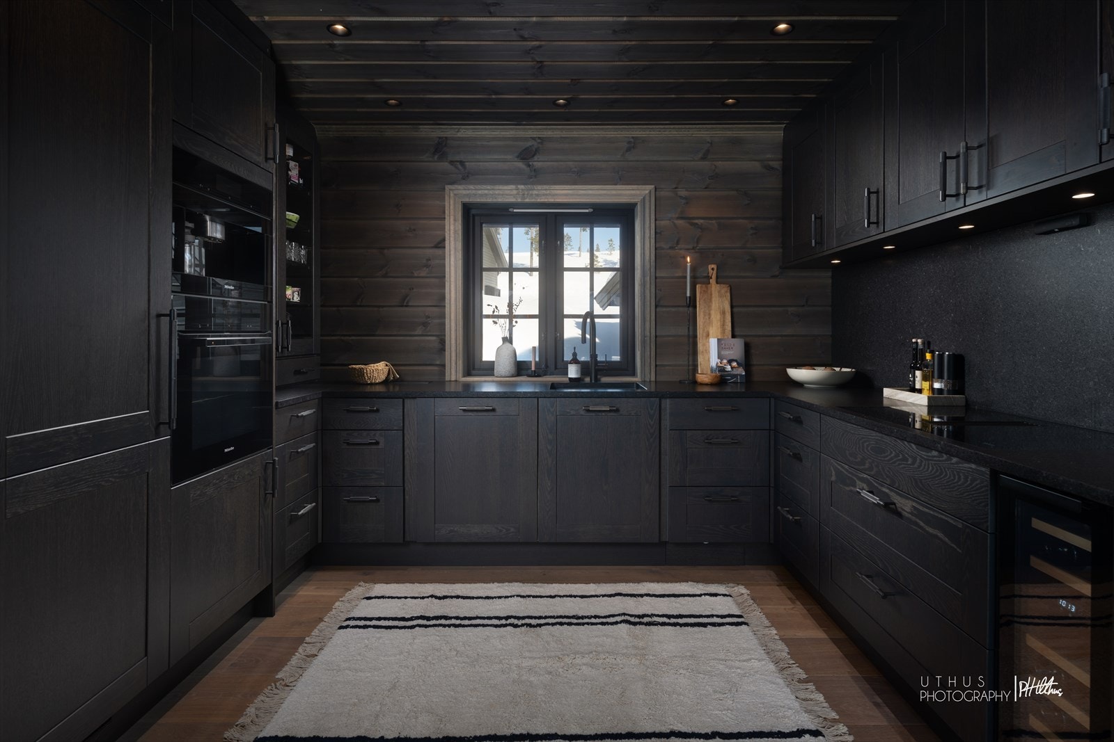 Kjøkken fra annerkjente Strai kjøkken med Granitt benkeplate og hvitevarer fra Miele. Håndtak fra Buster + Punch Galleribilde