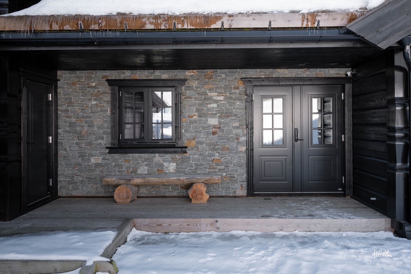 Inngangspartiet er flott med stein som bryter opp fasaden og gir det et eksklusivt preg. To innganger, Yale Doorman på dørene Galleribilde