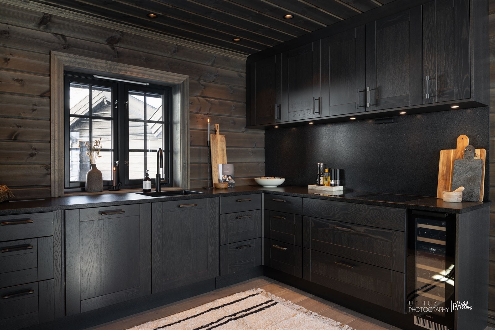 Dype hjørneskuffer og sokkelskuff. Håntak fra Buster + Punch. Integrert vinskap Galleribilde